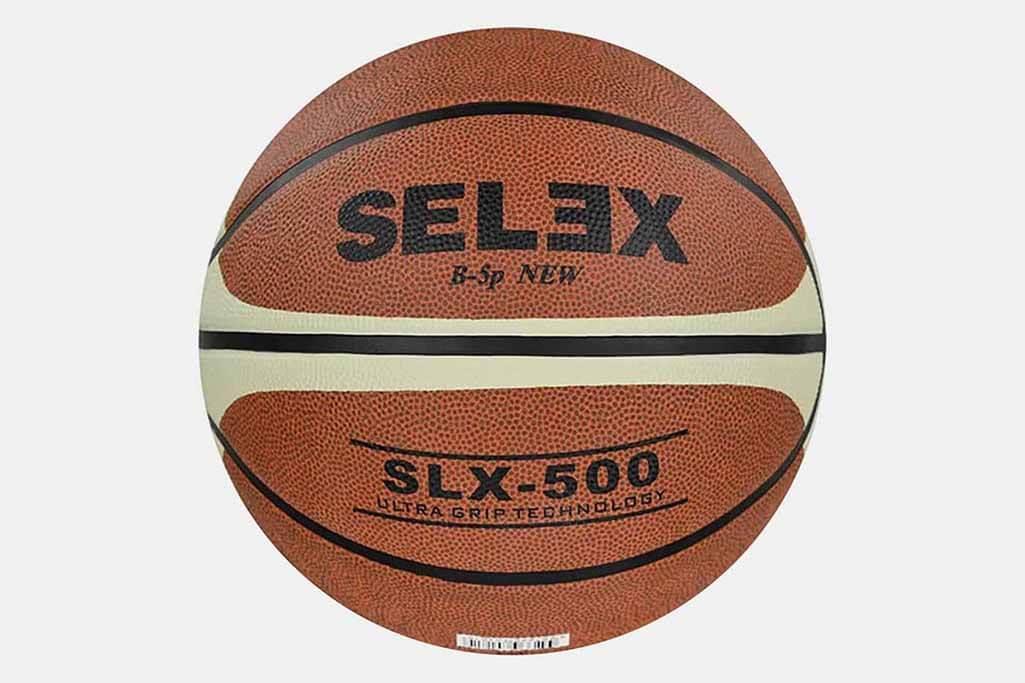 Selex SLX 500 Basketbol Topu No:5 ile her atışta ve smaçta mükemmel kontrol ve isabet sağlayın. Dayanıklılığı, yüksek performansı ve modern tasarımı ile bu top, her basketbolseverin ihtiyacını karşılar.