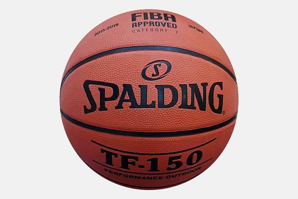Spalding TF150 Basketbol Topu No:3, sadece basketbol oynamak için değil, aynı zamanda el becerilerini ve koordinasyonu geliştirmek için de kullanılabilir. Çocuklar bu topla eğlenirken öğrenecekler.