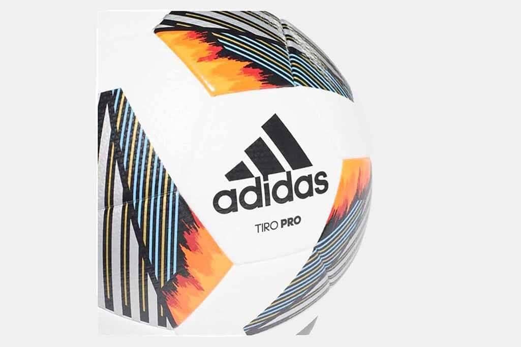 Adidas Tıro Pro No:5 futbol topu, futbolun yeni neslini temsil ediyor. Yenilikçi tasarımı ve üstün performansıyla sahada fark yaratmak isteyenler için ideal.