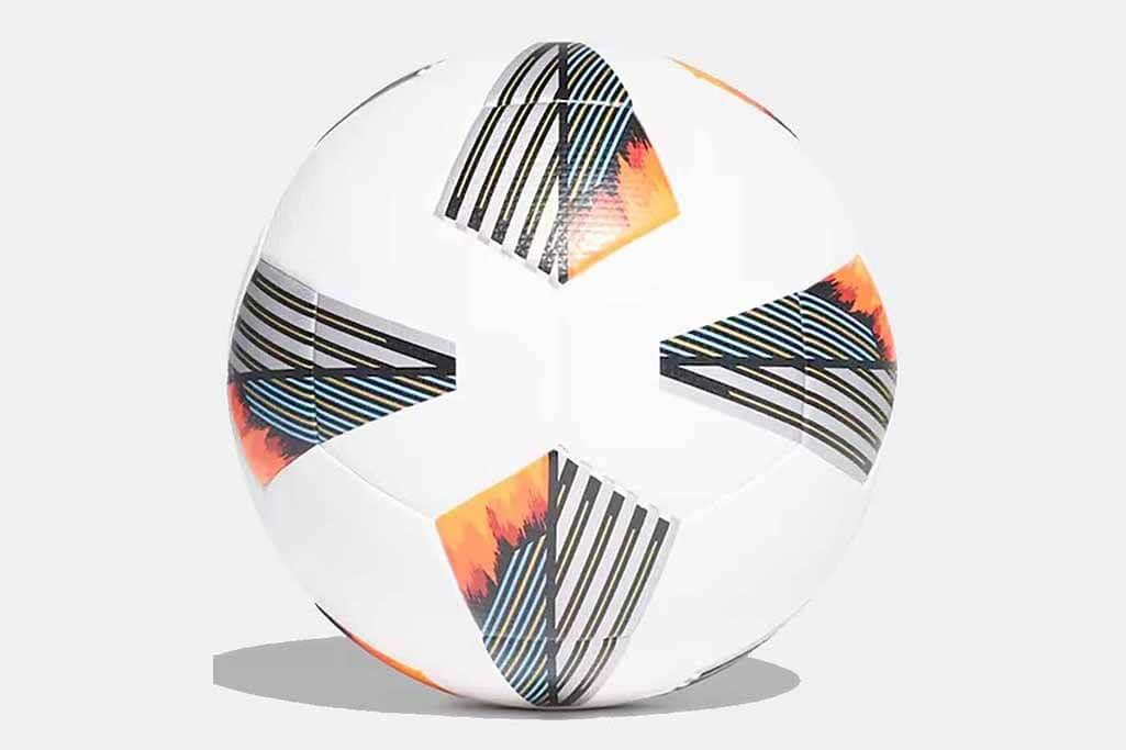 Adidas Tıro Pro No:5 futbol topu, mükemmel dokuş ve his ile her vuruşta keyifli bir futbol deneyimi yaşatıyor. Dayanıklı ve sağlam yapısıyla uzun süreli kullanım için ideal.