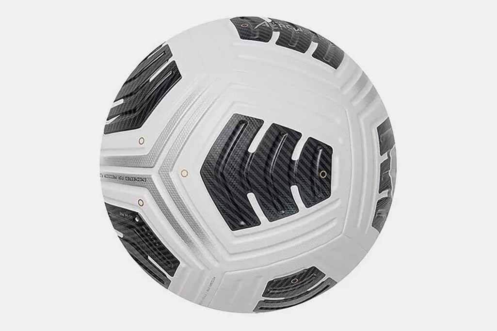 Nike Club Elite Team 5 No:5 futbol topu ile antrenmanlarda ve maçlarda en iyi performansı elde edin. Dayanıklı ve kaliteli tasarımıyla her koşulda en iyi desteği sağlar.
