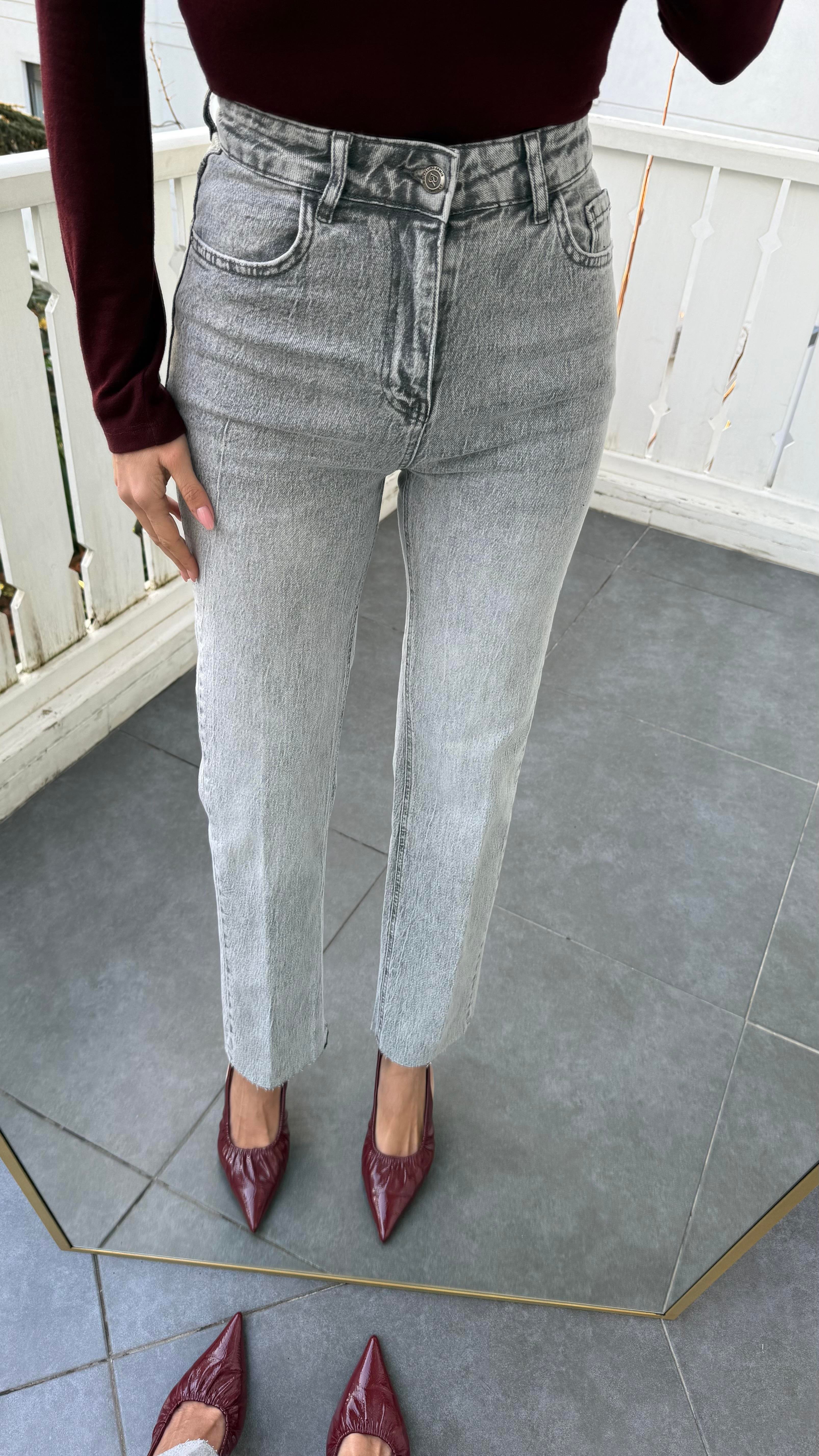 Açık Gri Yıkamalı Düz Kesim Jean Pantolon