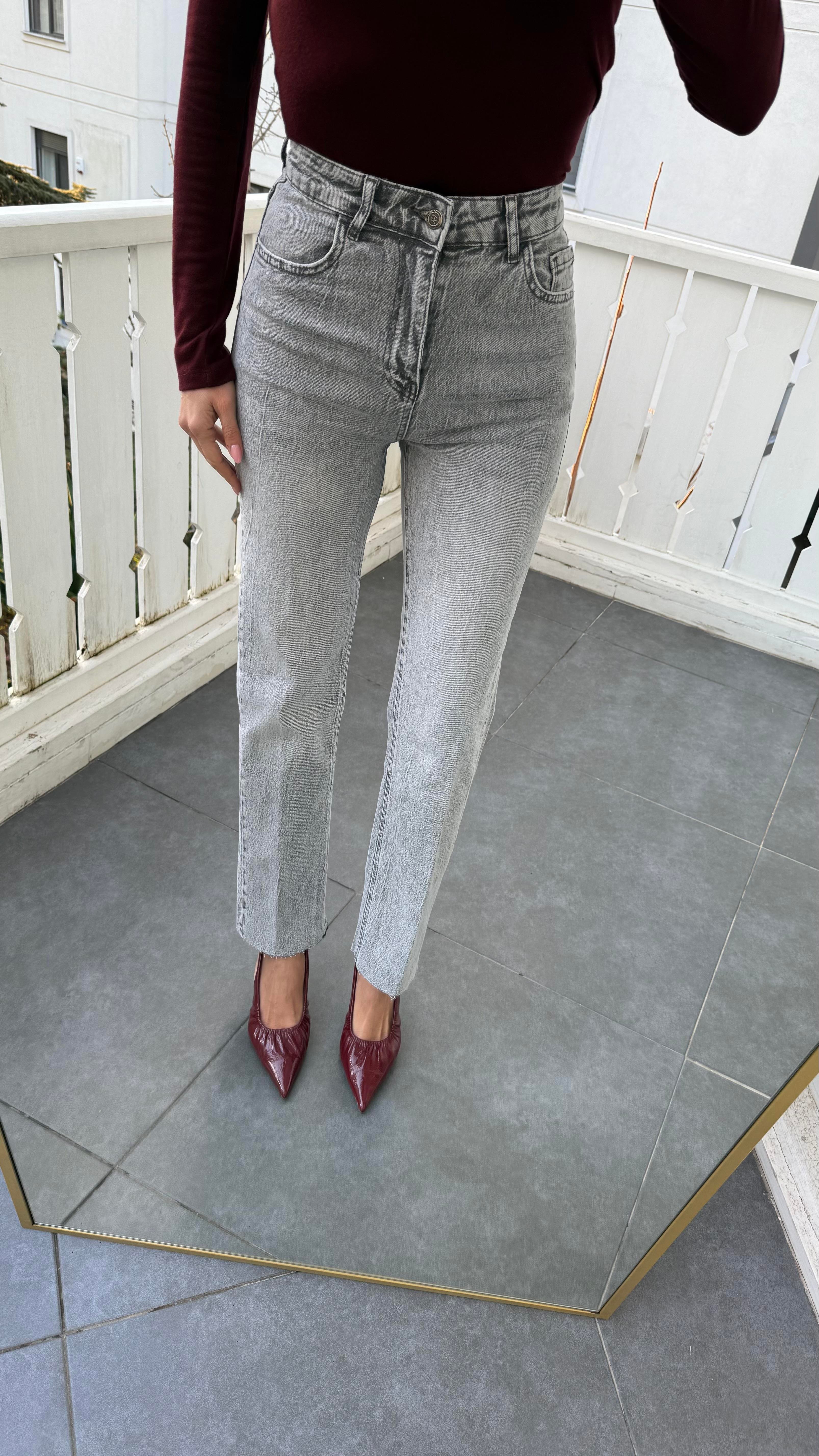 Açık Gri Yıkamalı Düz Kesim Jean Pantolon