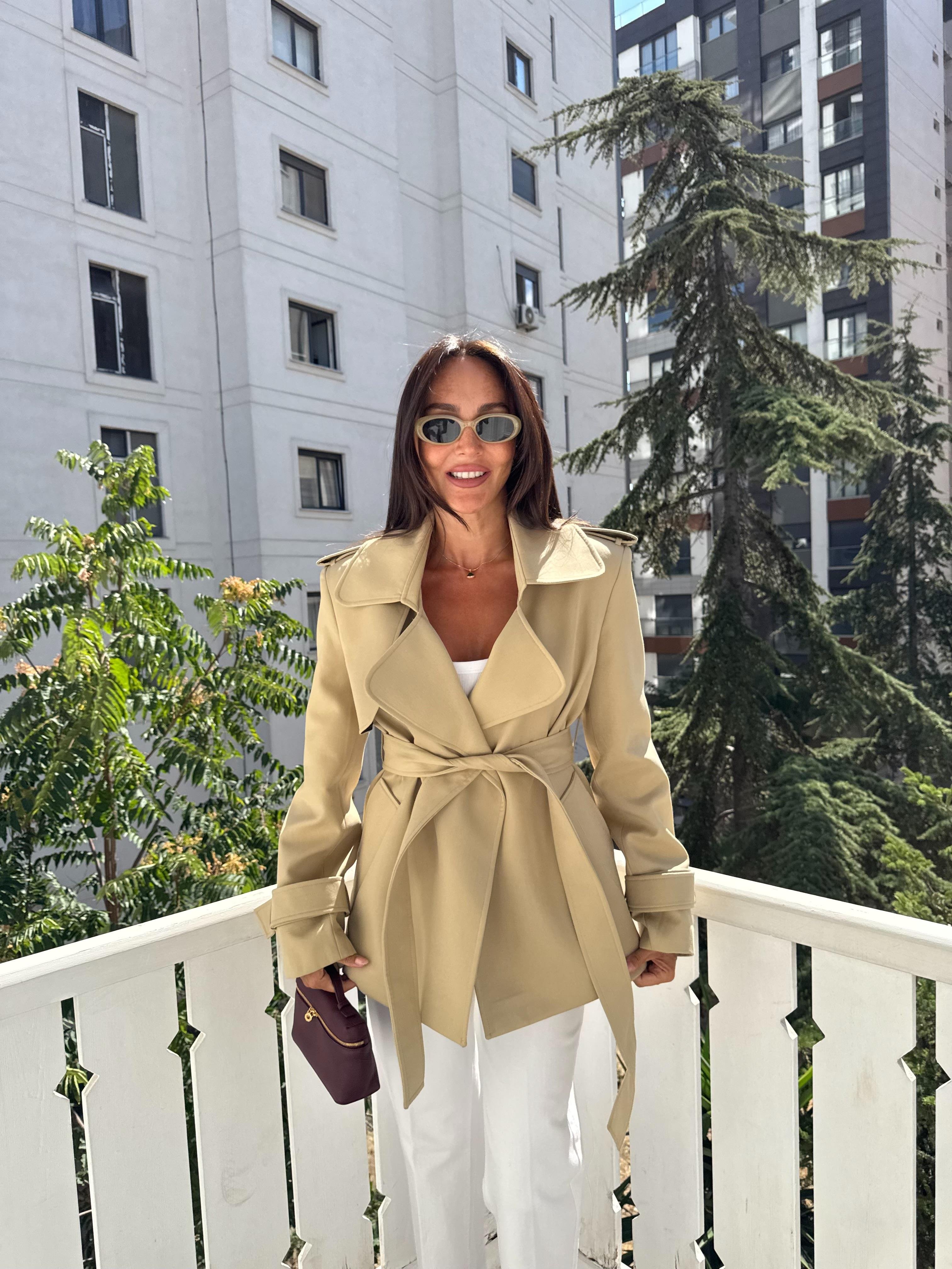 Bej Kemerli Kruvaze Yaka Ceket