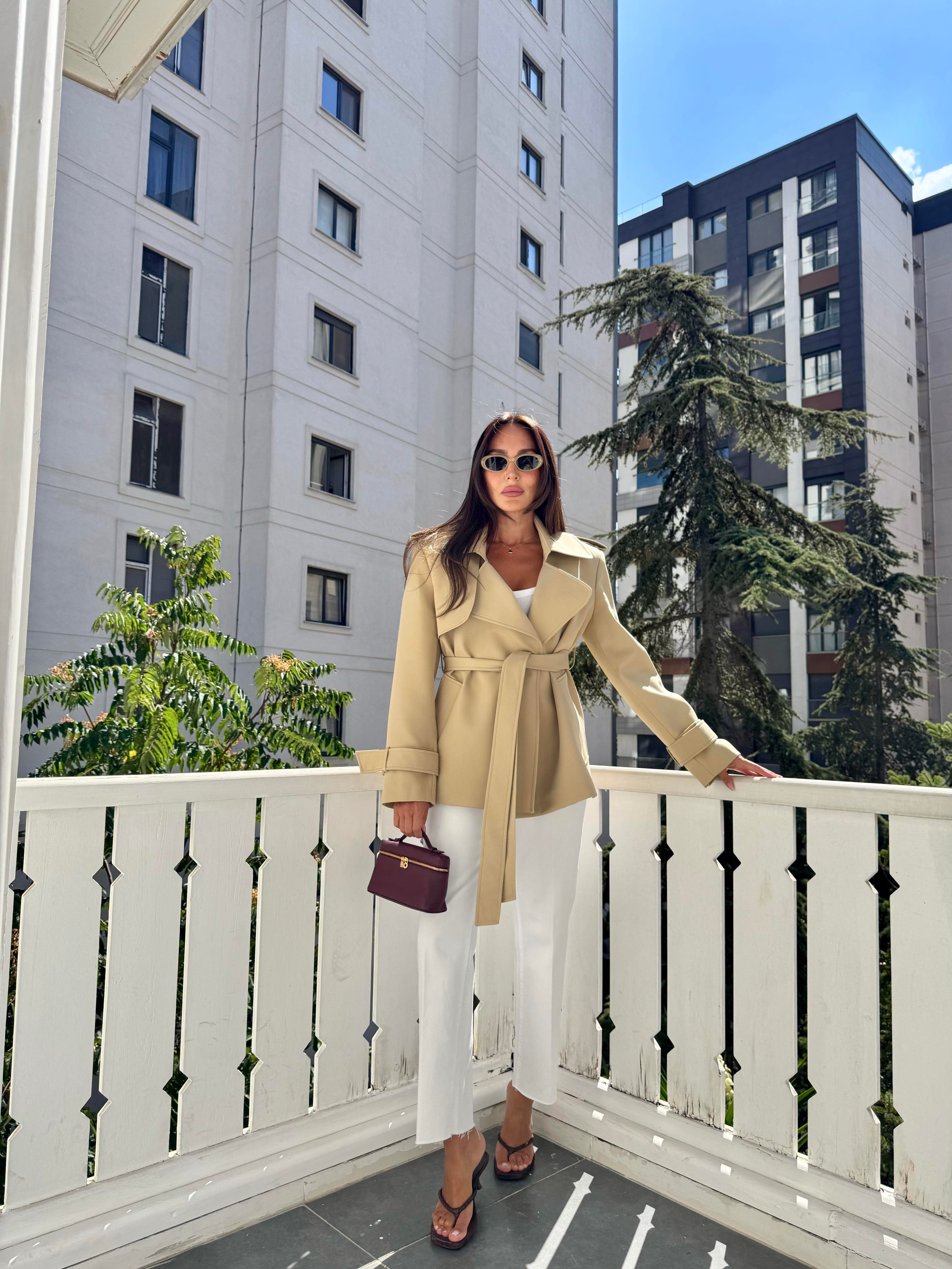 Bej Kemerli Kruvaze Yaka Ceket