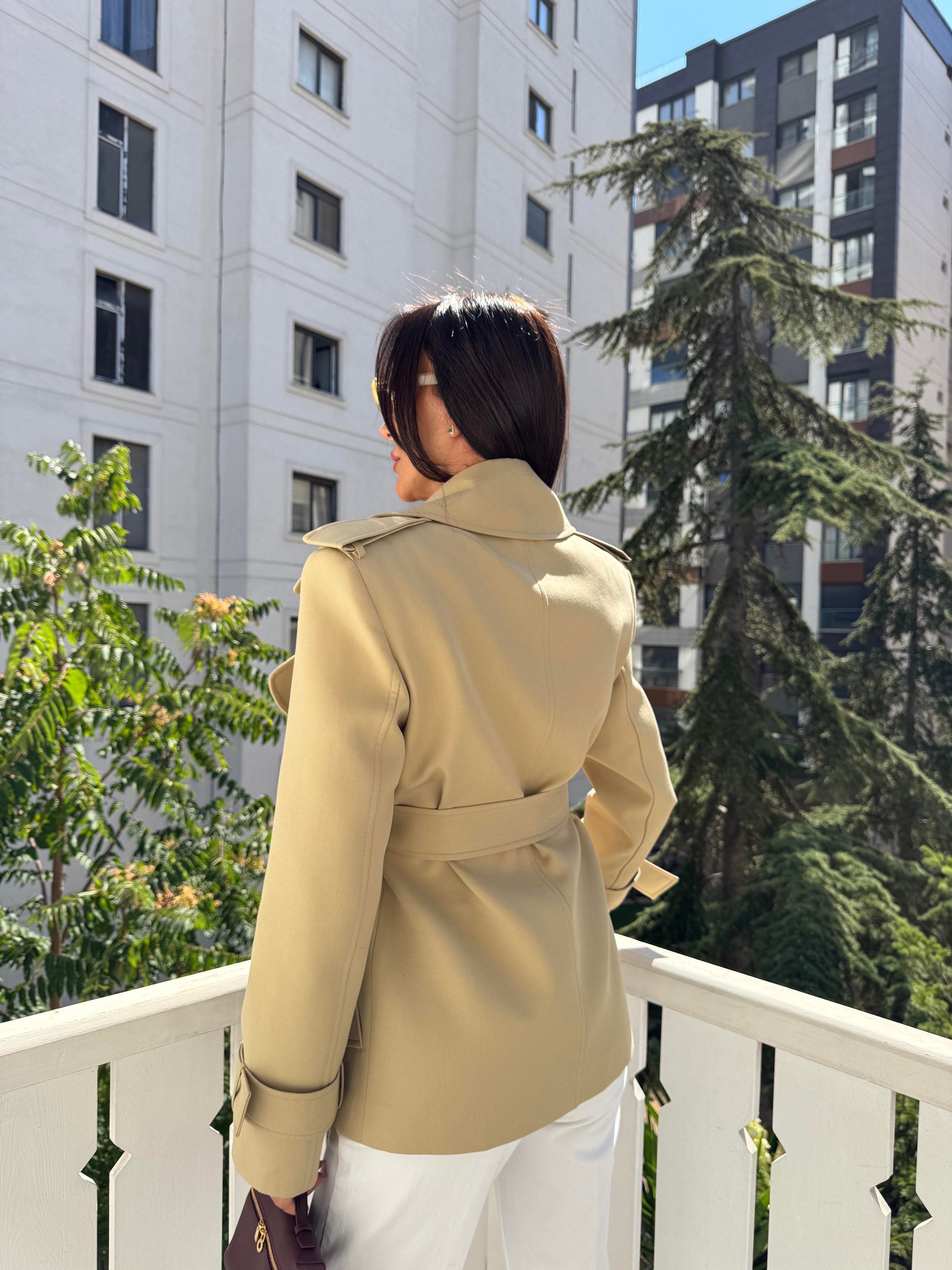 Bej Kemerli Kruvaze Yaka Ceket