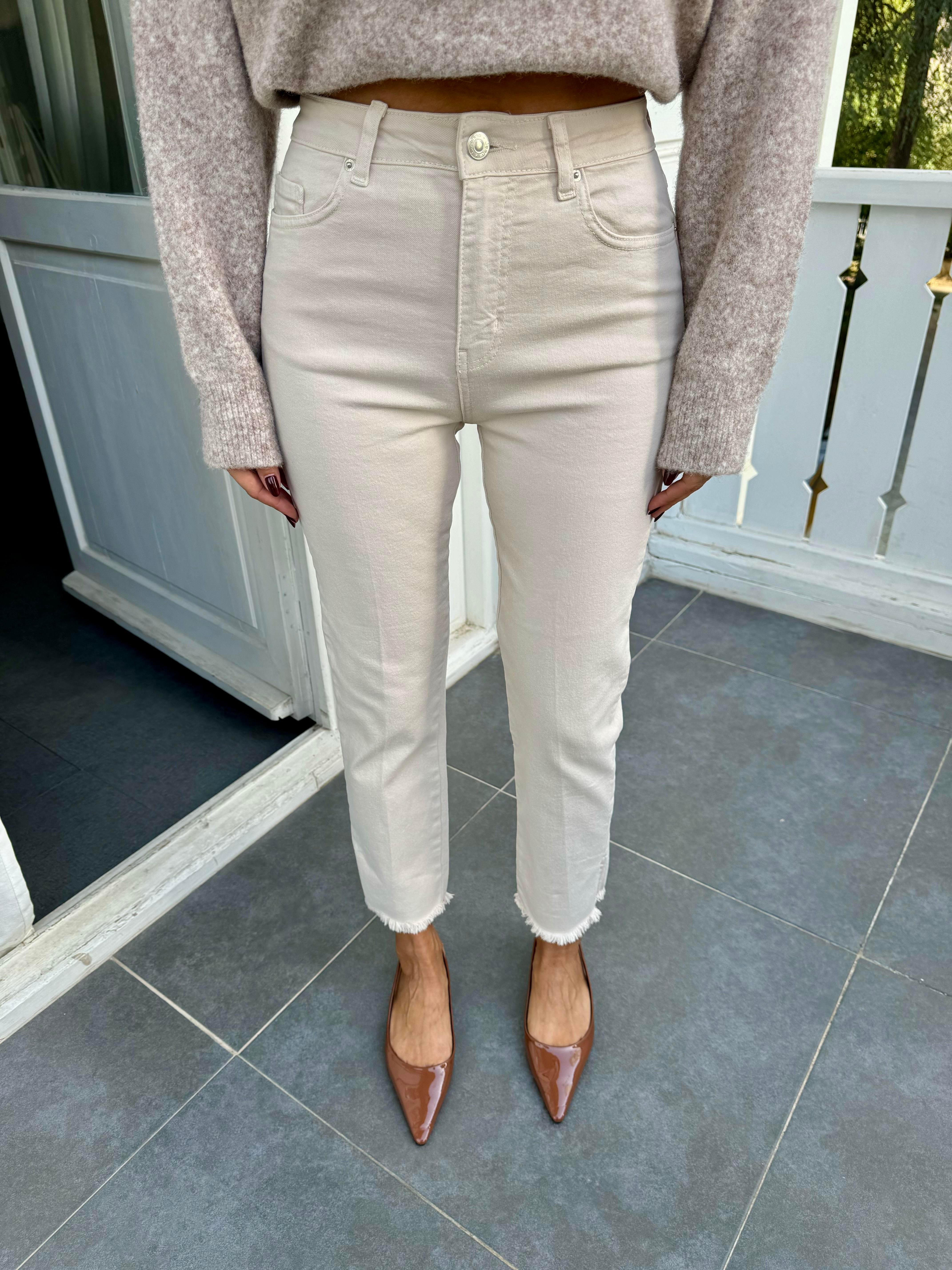 Bej Paçası Püsküllü ve Yırtmaçlı Jean Pantolon