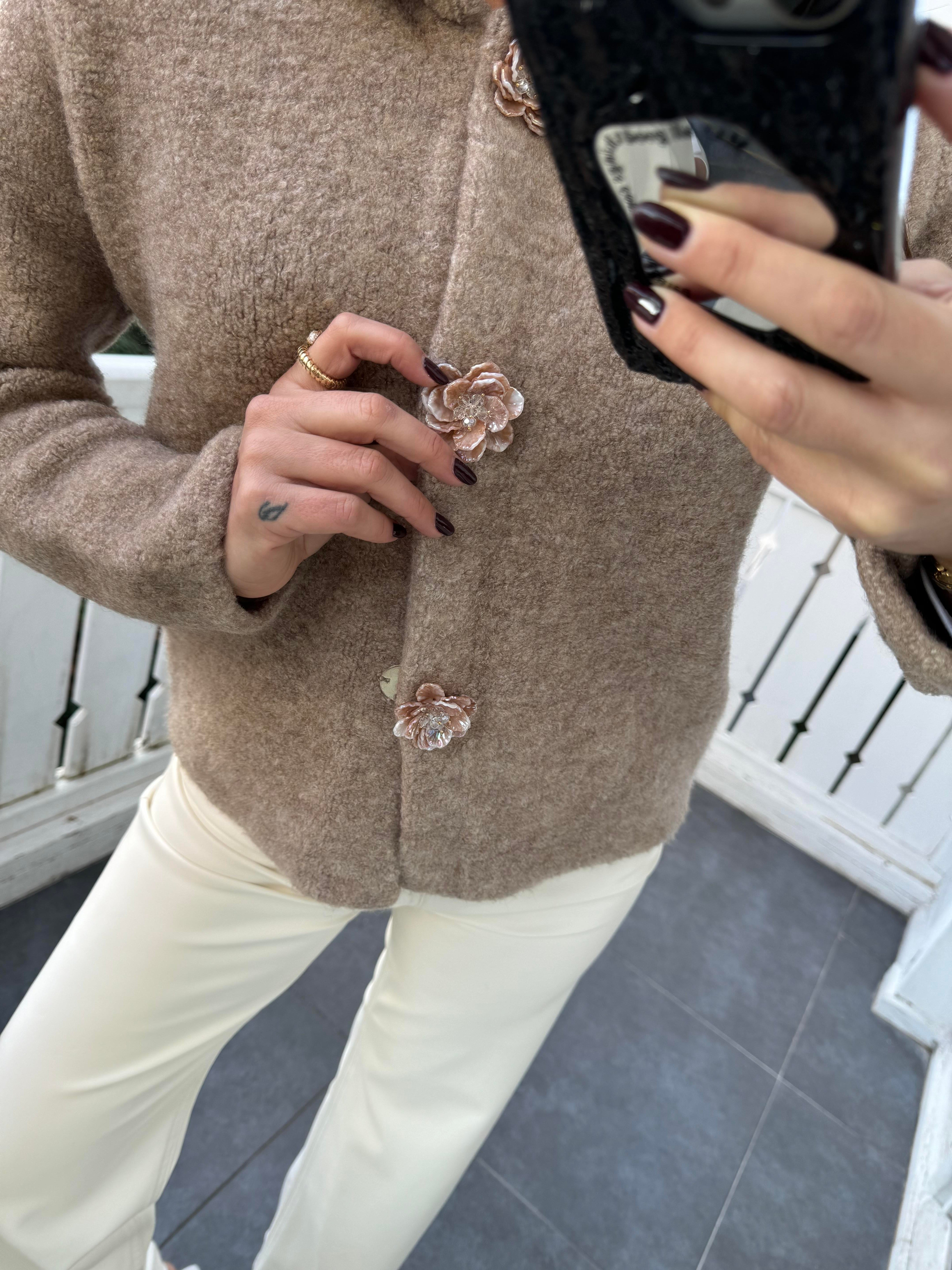 Bej Polo Yaka Çicek Çıtçıtlı Triko Hırka