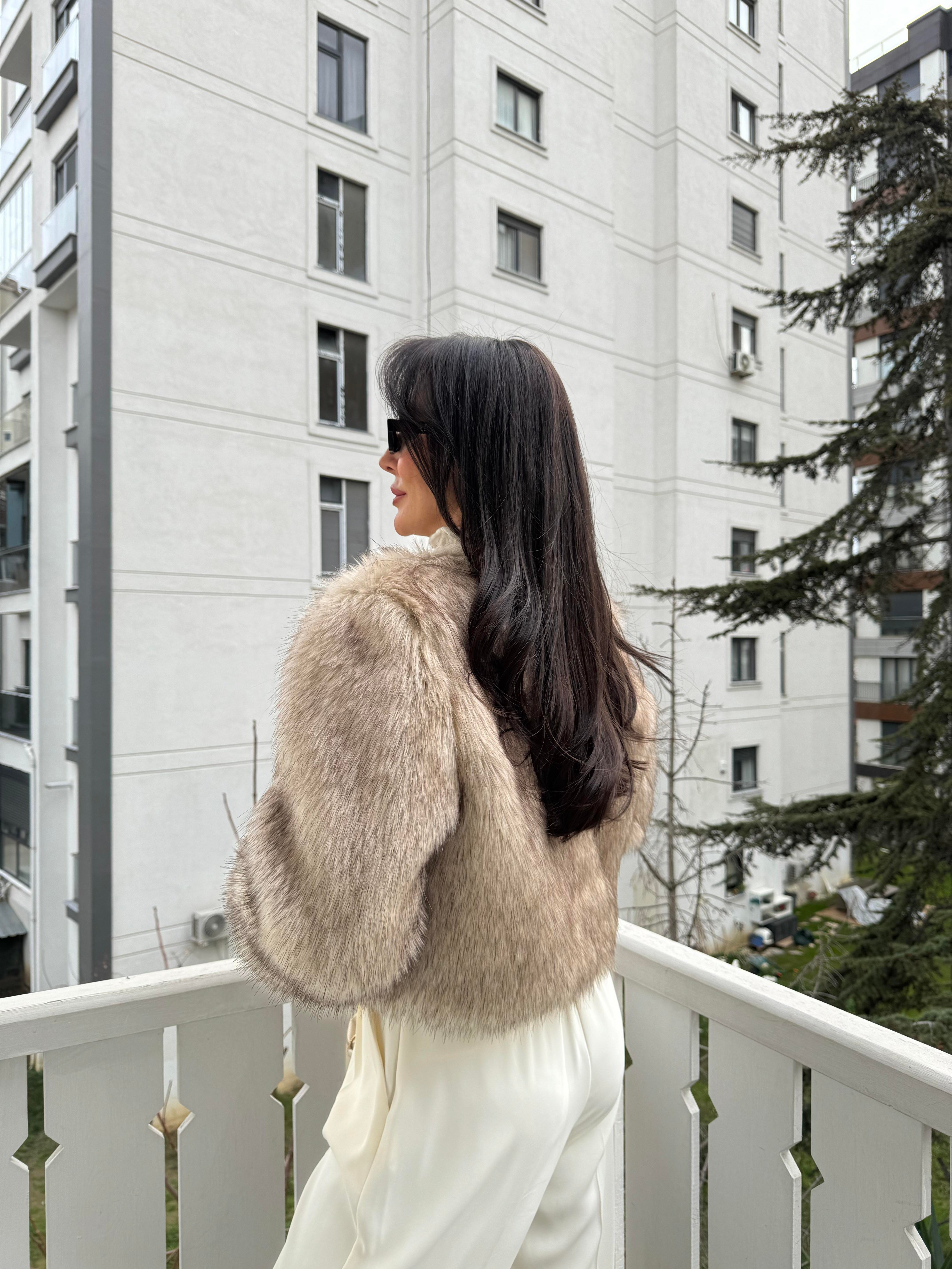 Bej Vegan Kısa Kürk Ceket