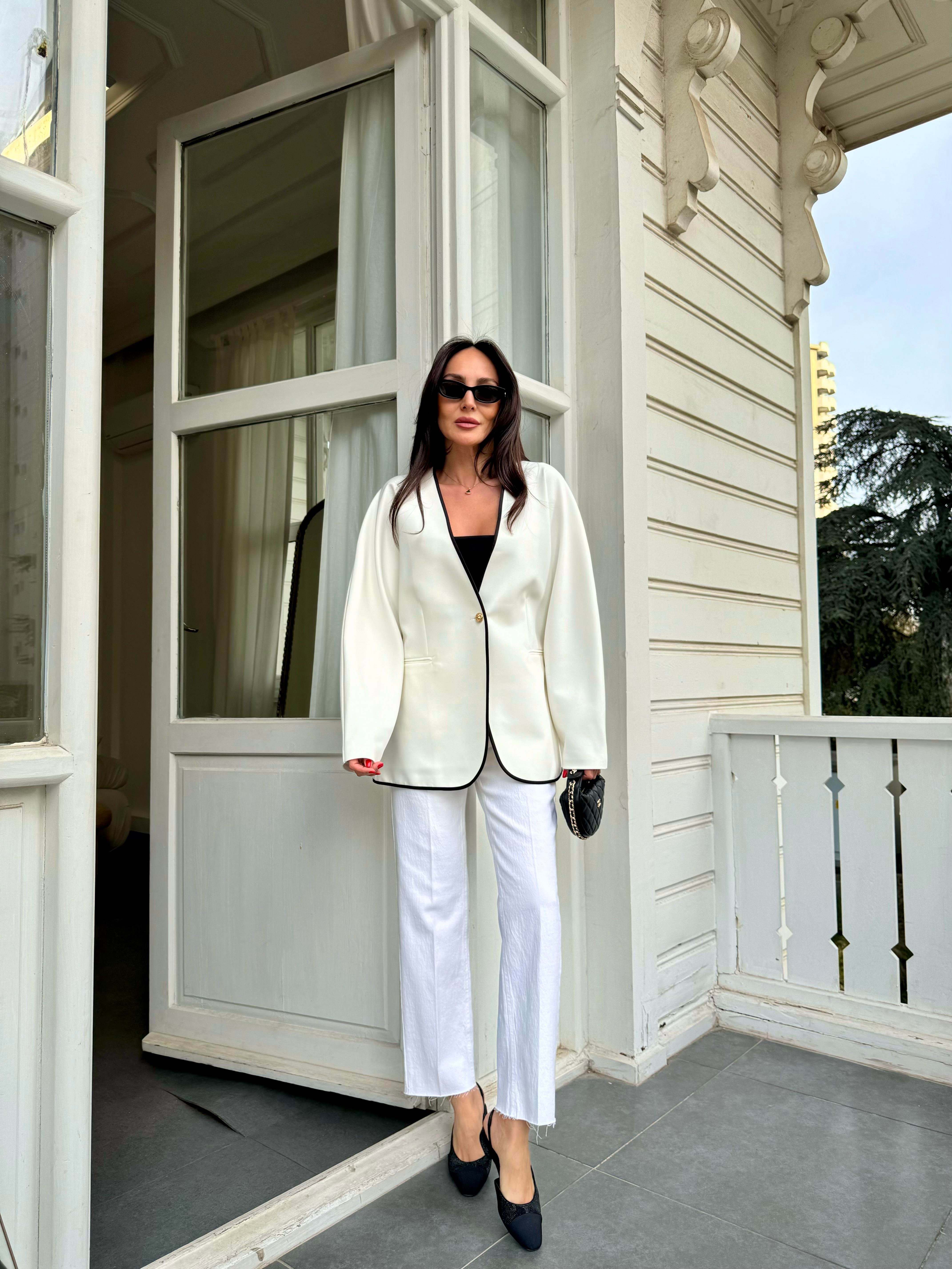 Beyaz Biyeli Roma Ceket