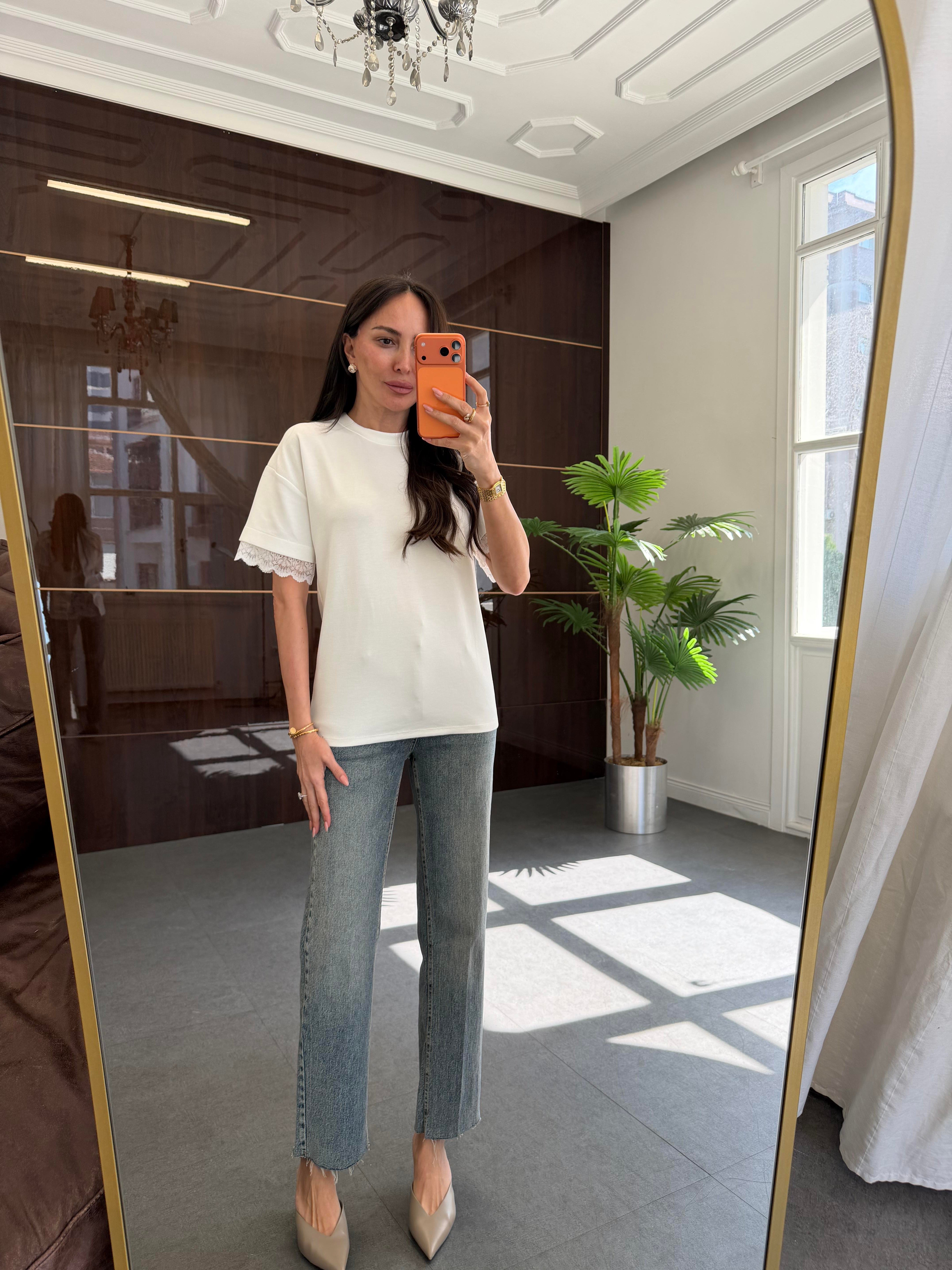 Beyaz Dantel Tasarımlı Tişört