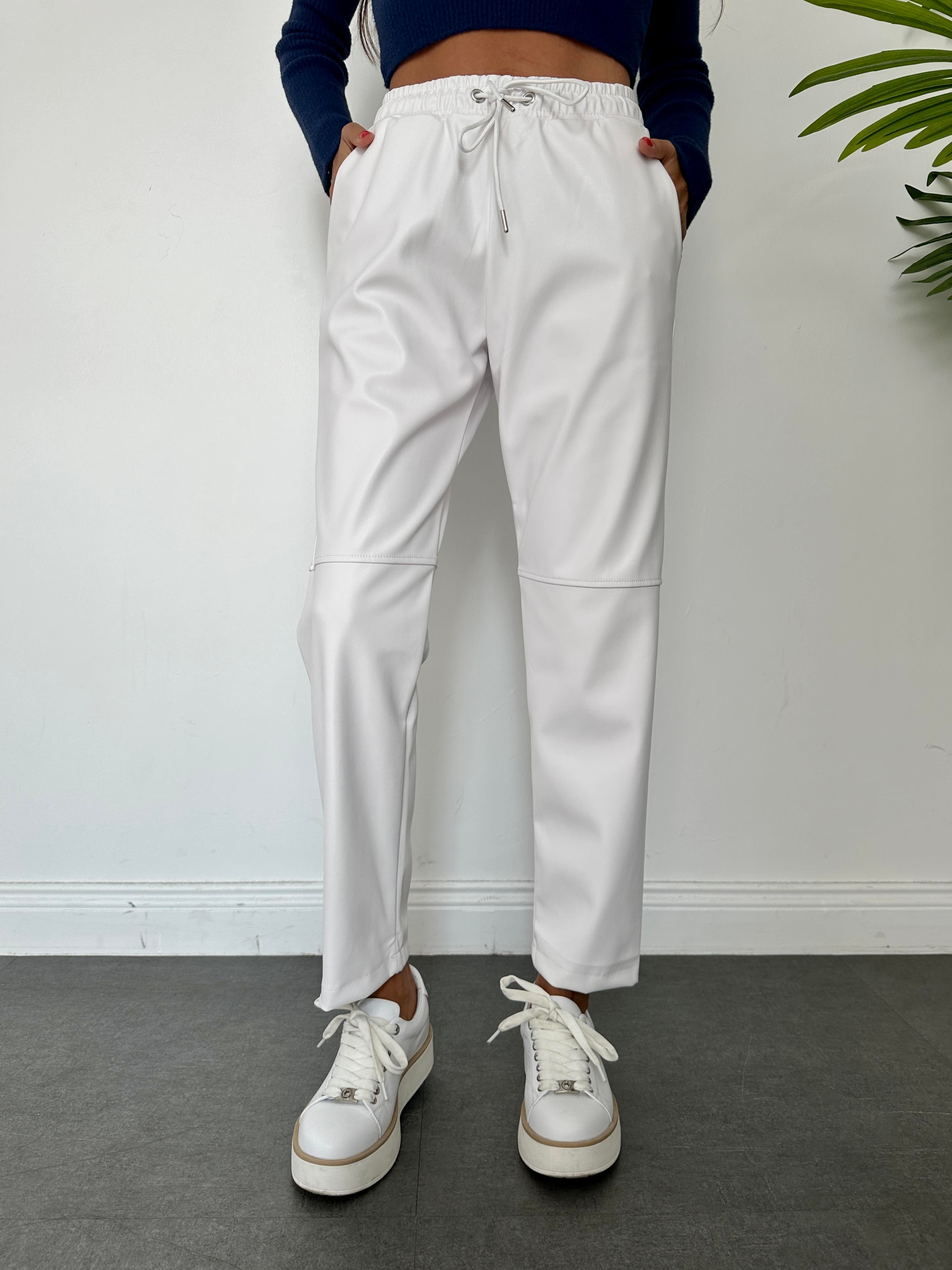 Beyaz Dizi Dikişli Bağcıklı ve Beli Lastikli Deri Pantolon