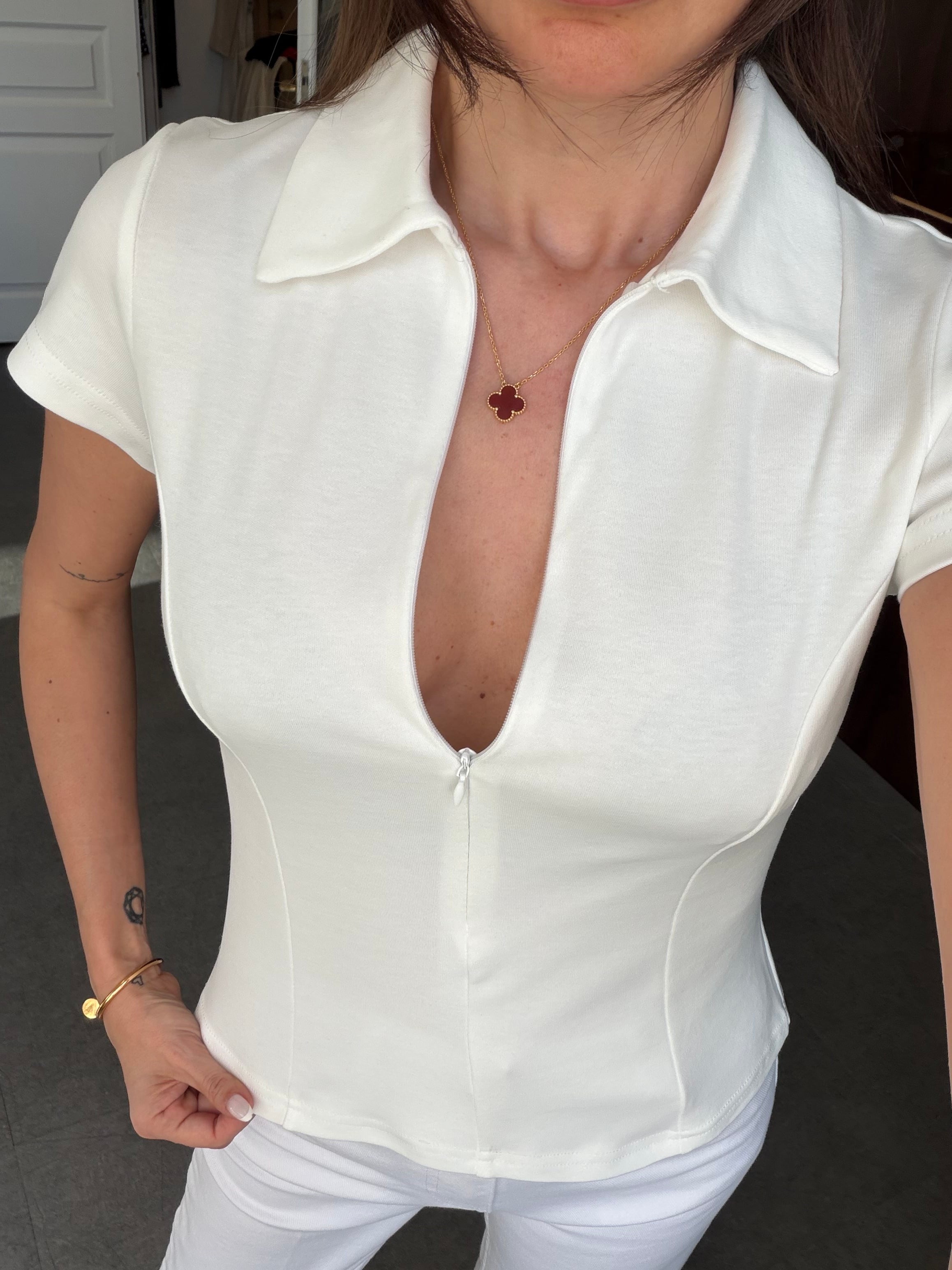 Beyaz Fermuarlı Polo Yaka Tişört
