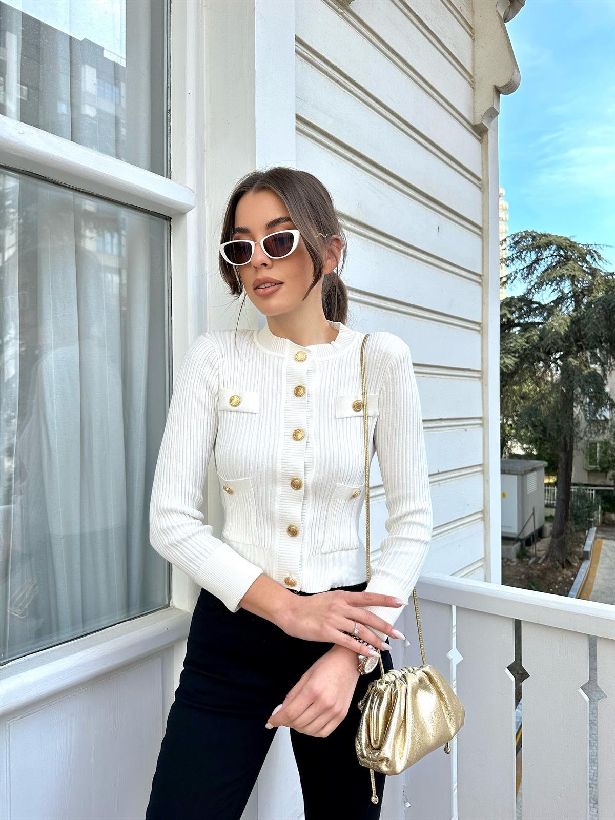 Beyaz  Gold Düğmeli Triko Ceket