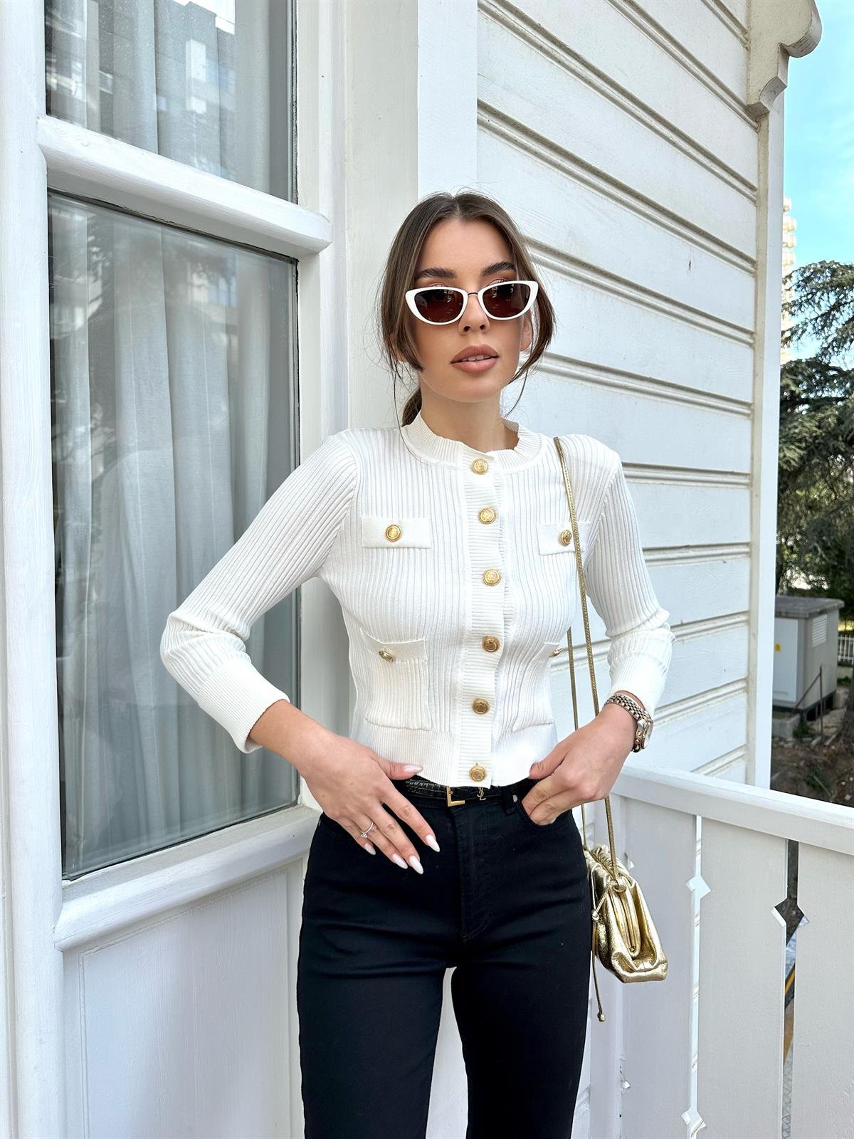 Beyaz  Gold Düğmeli Triko Ceket