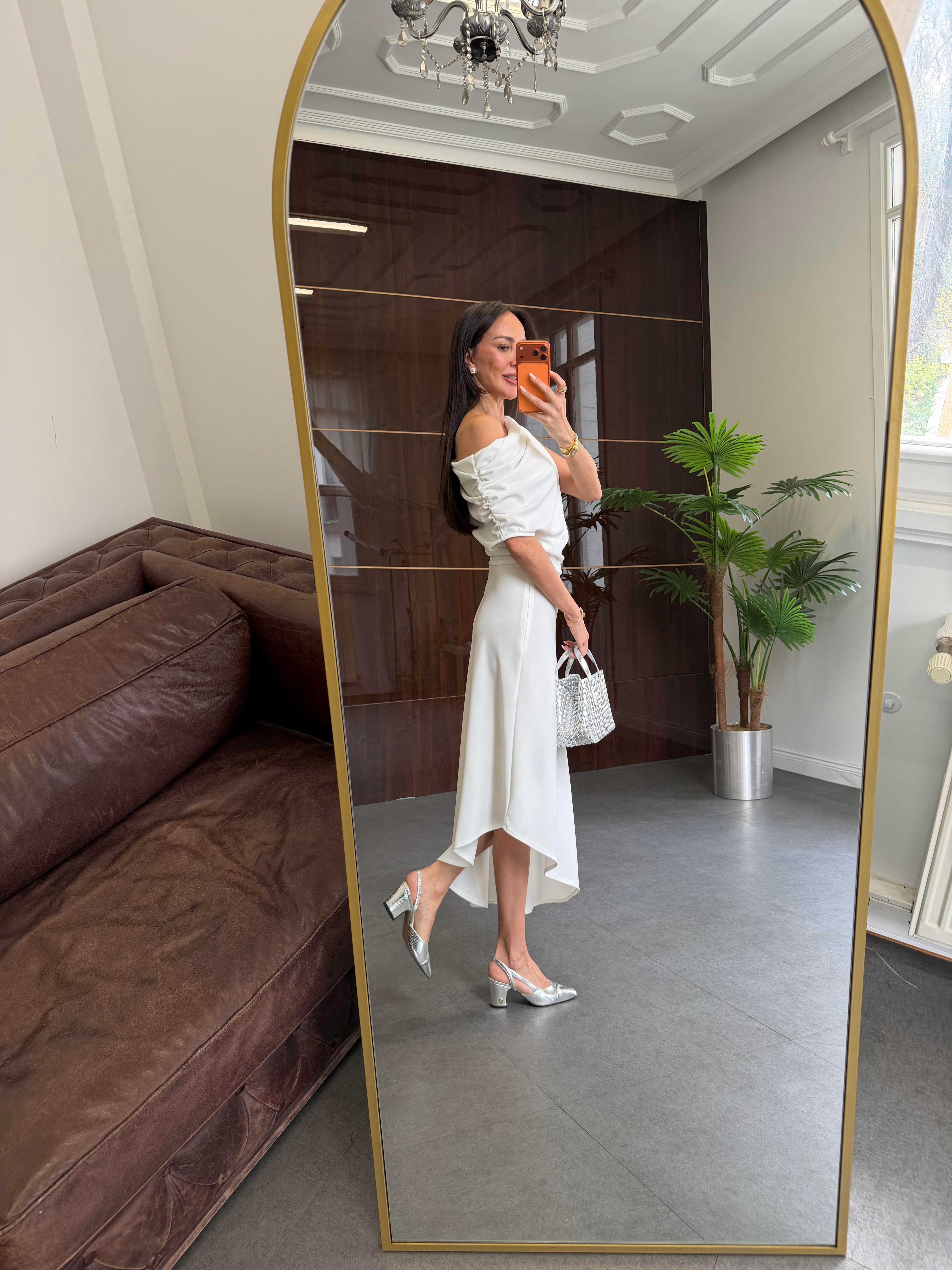 Beyaz Omzu Dökümlü Elbise