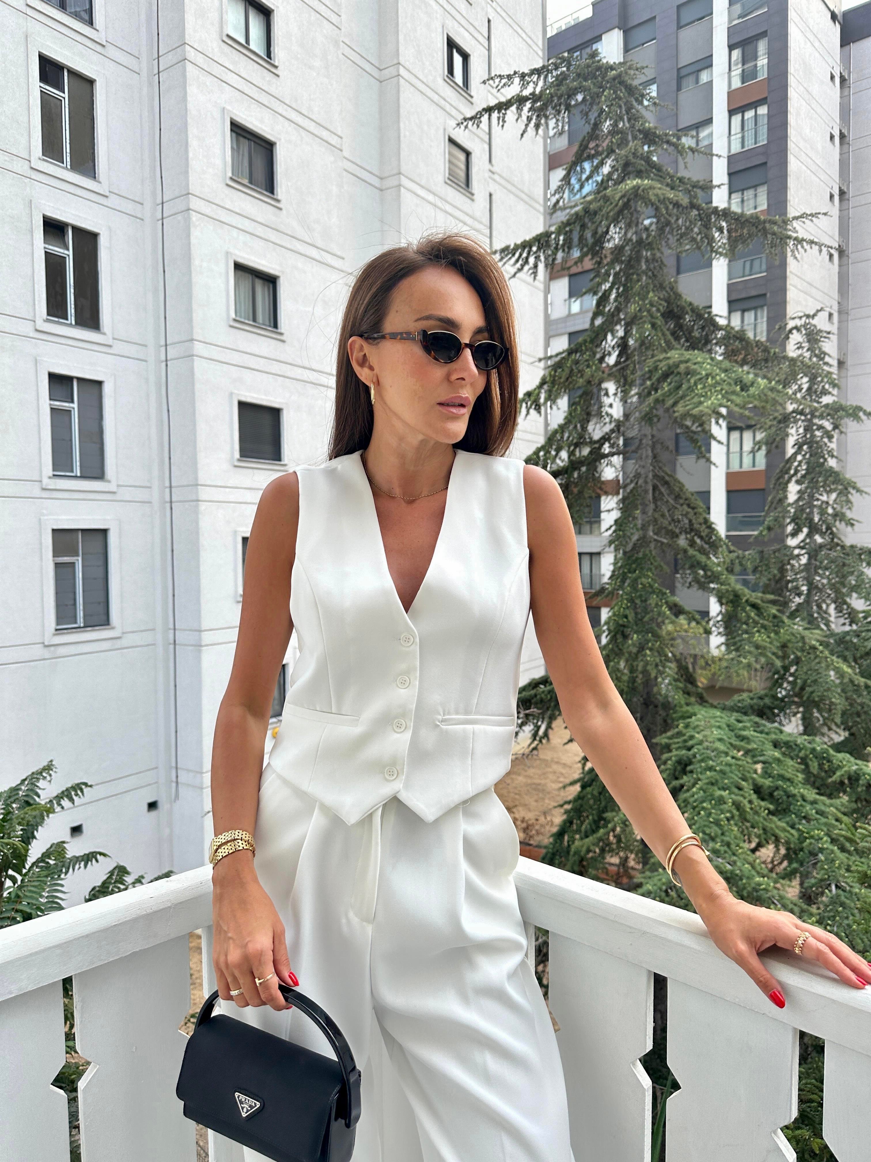 Beyaz Önden Düğmeli Yelek