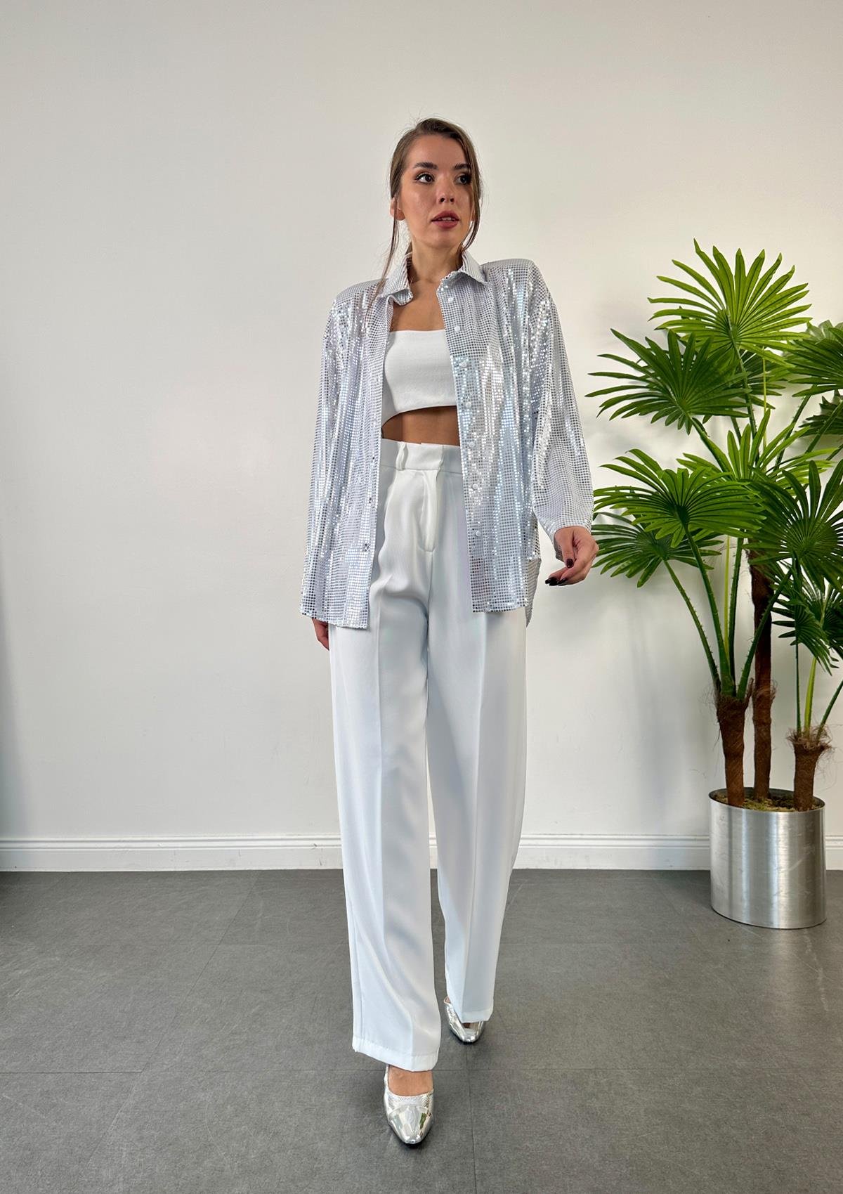 Beyaz Parlak Taşlı Vatkalı Gömlek