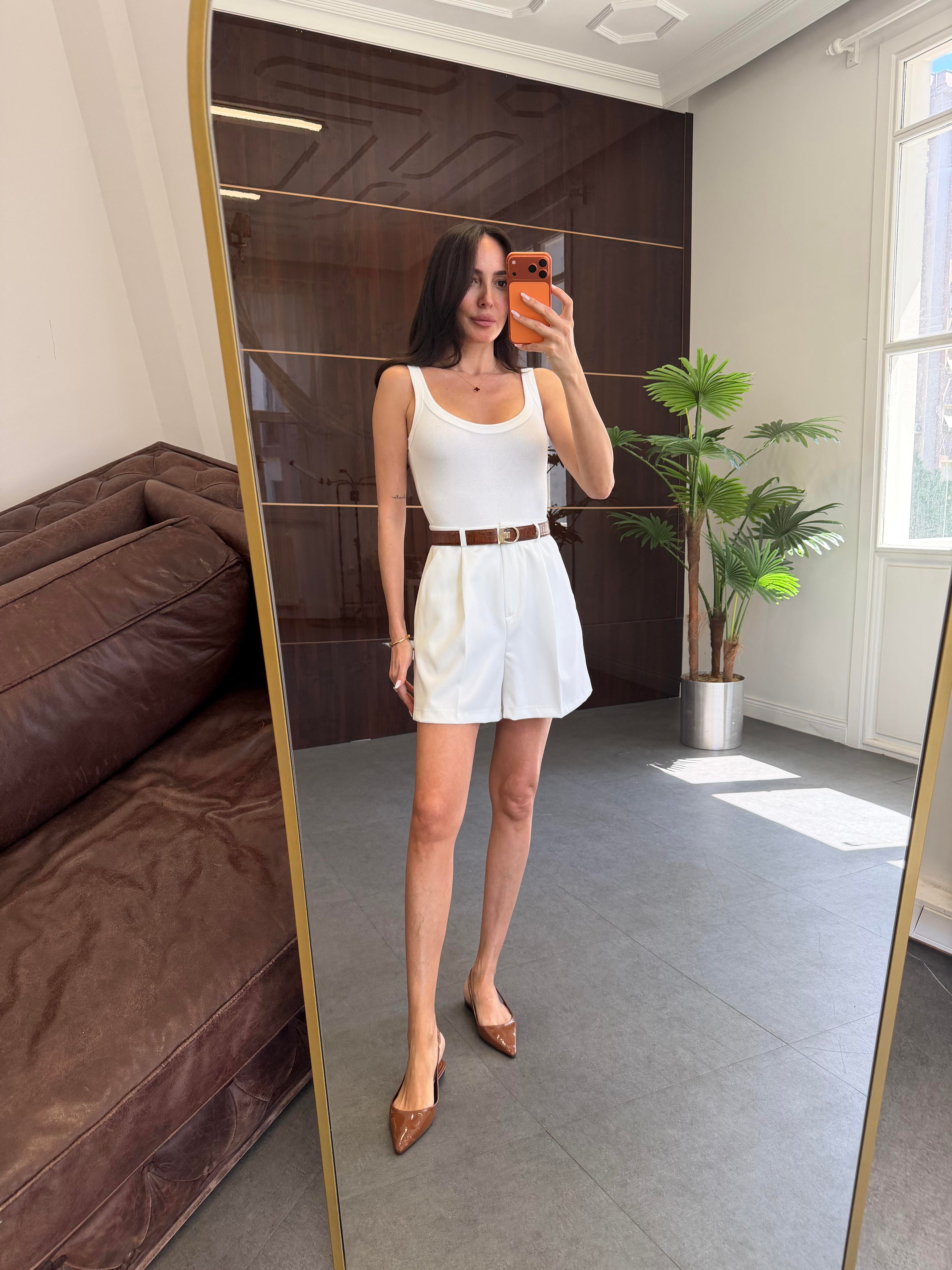 Beyaz Pileli Cepli Şort