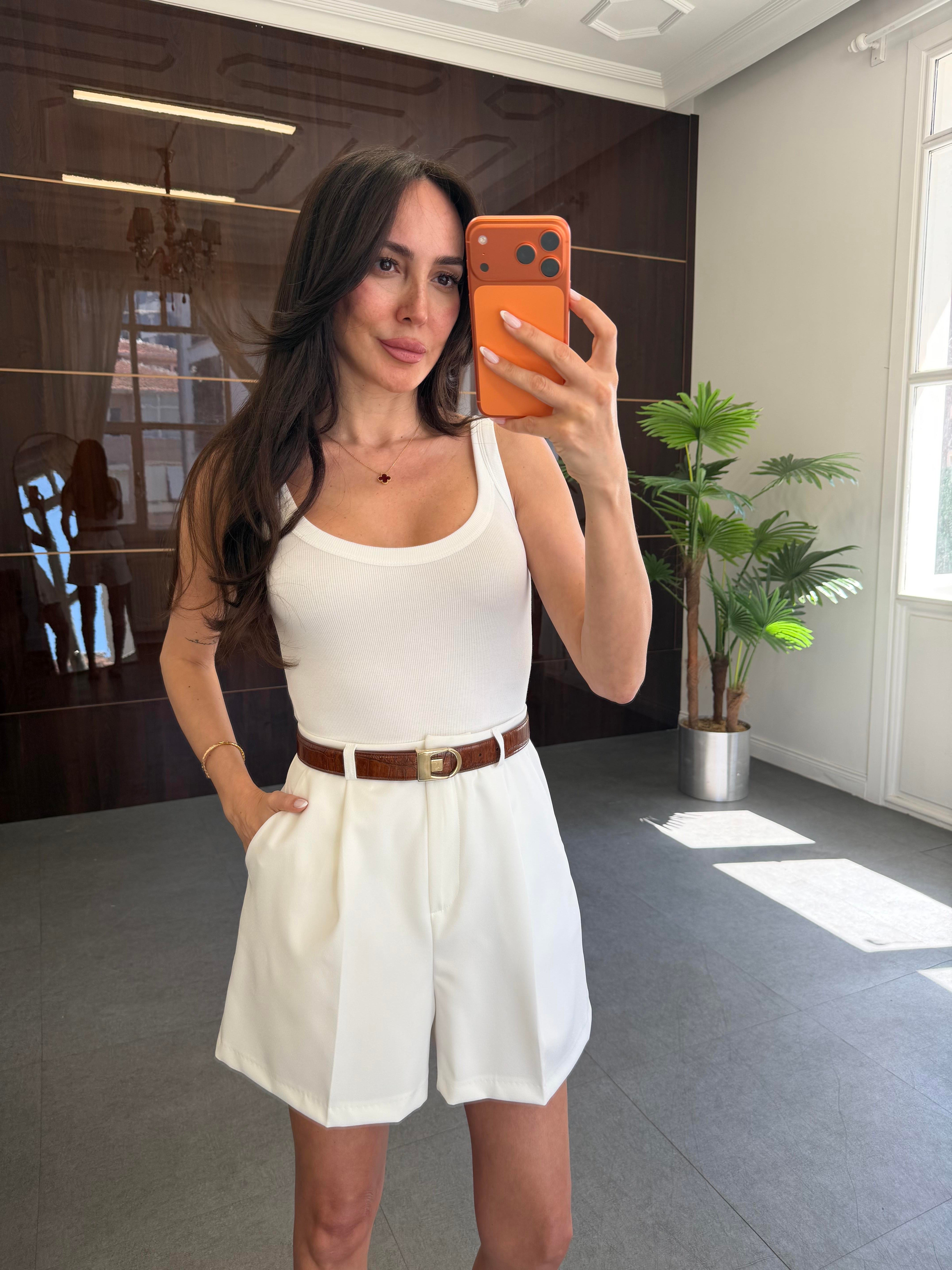 Beyaz Pileli Cepli Şort