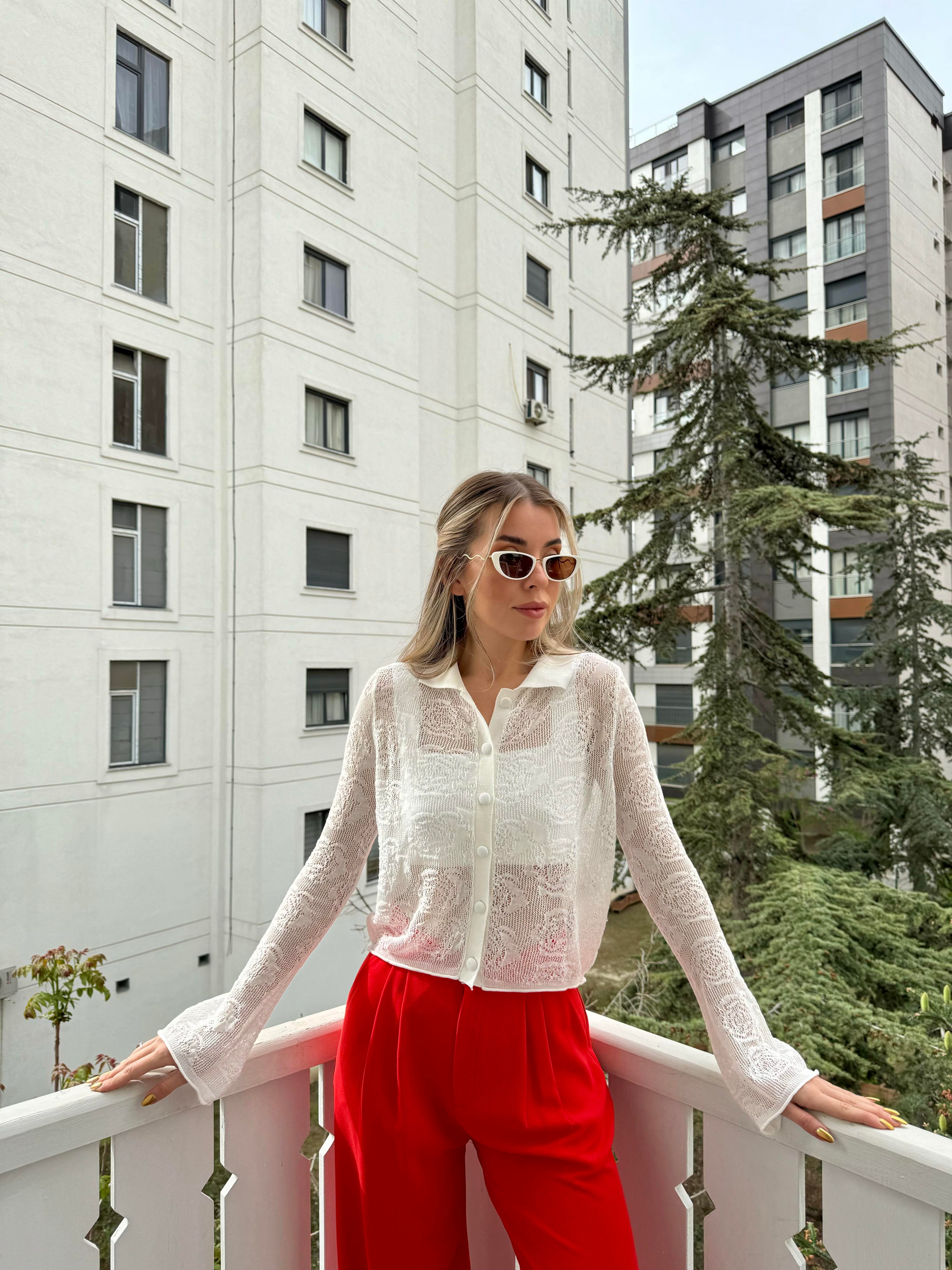 Beyaz Polo Yaka Transparan Gömlek Hırka