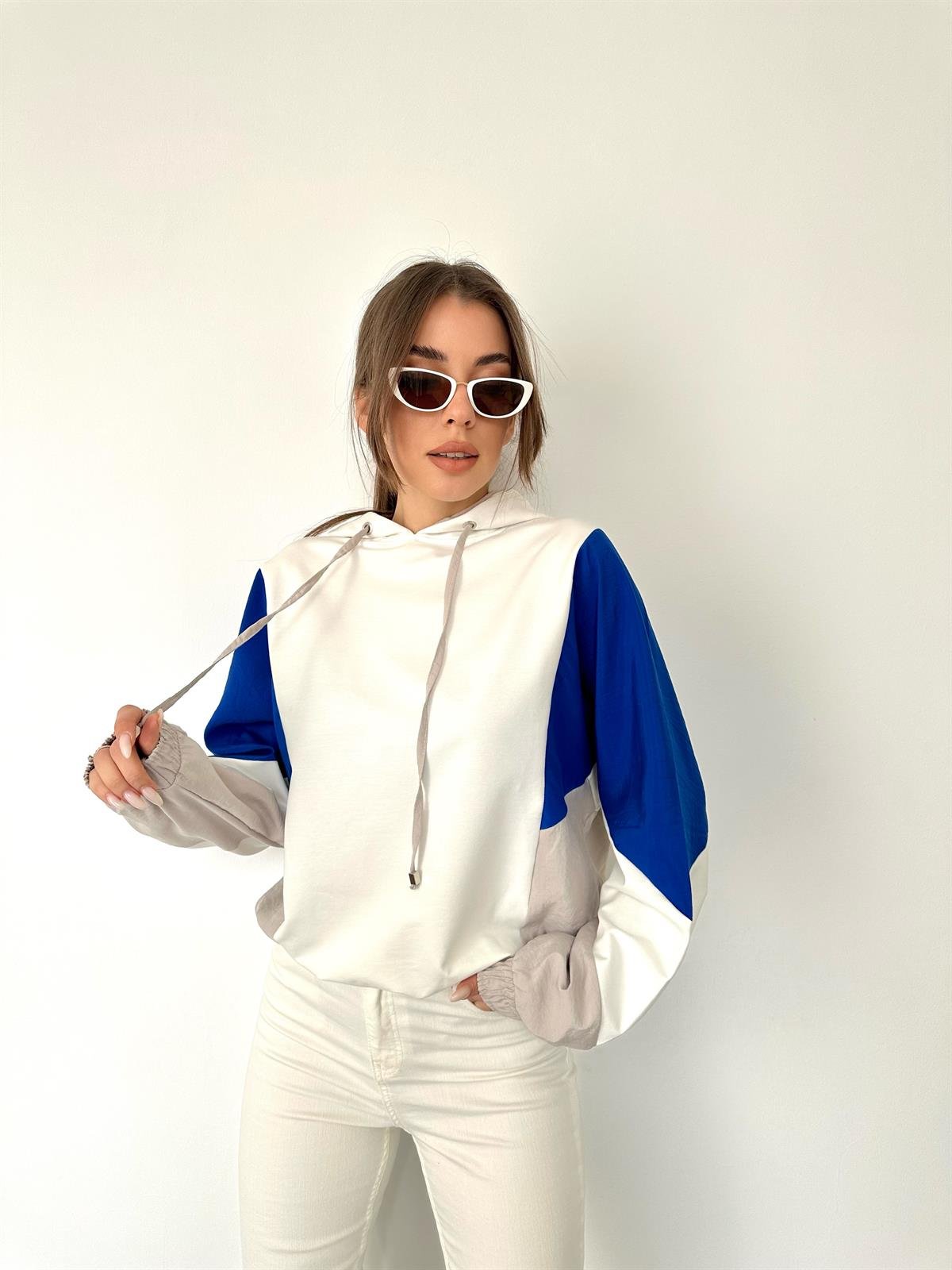 Beyaz  Renk Detaylı Sweat