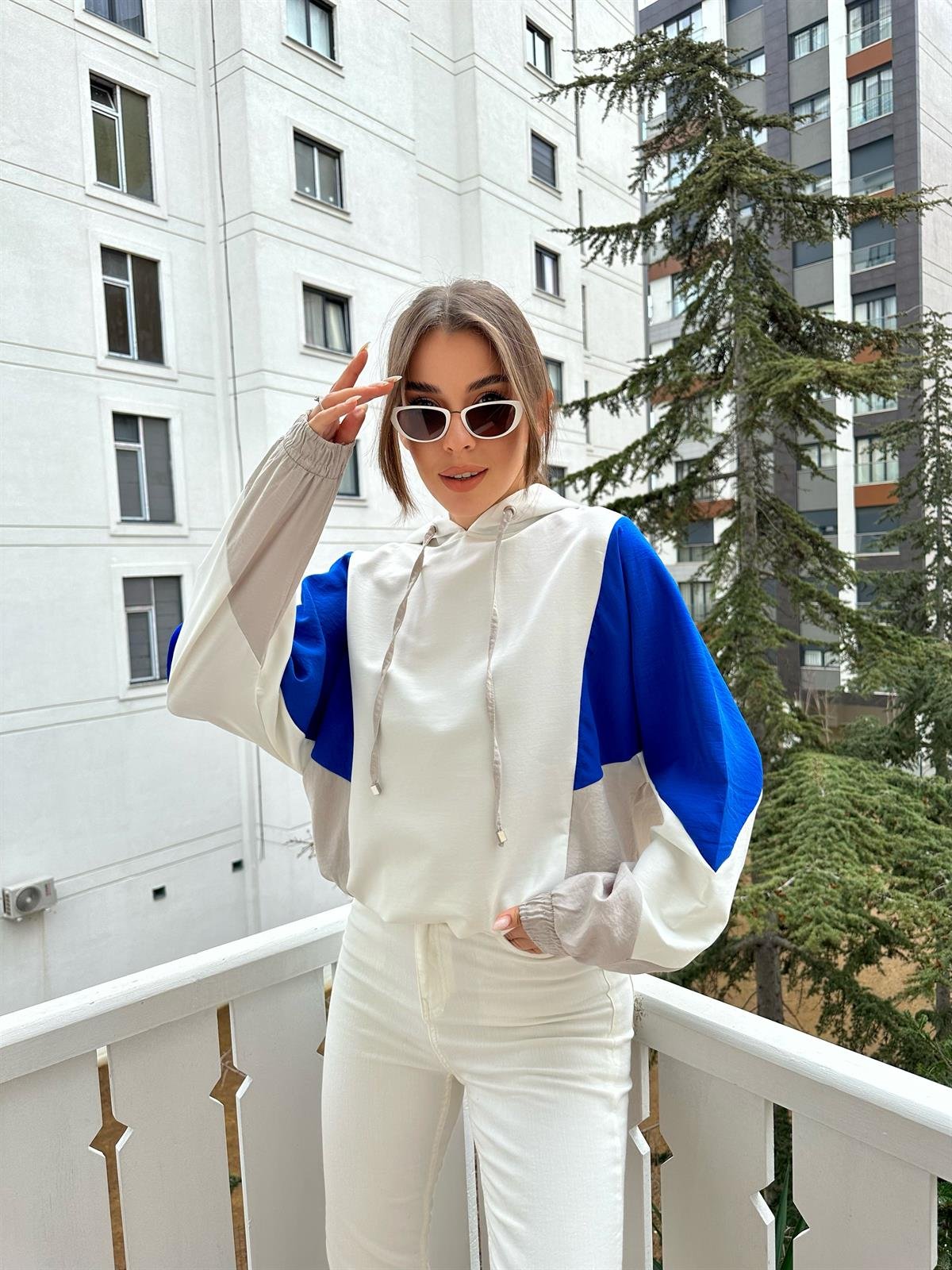 Beyaz  Renk Detaylı Sweat