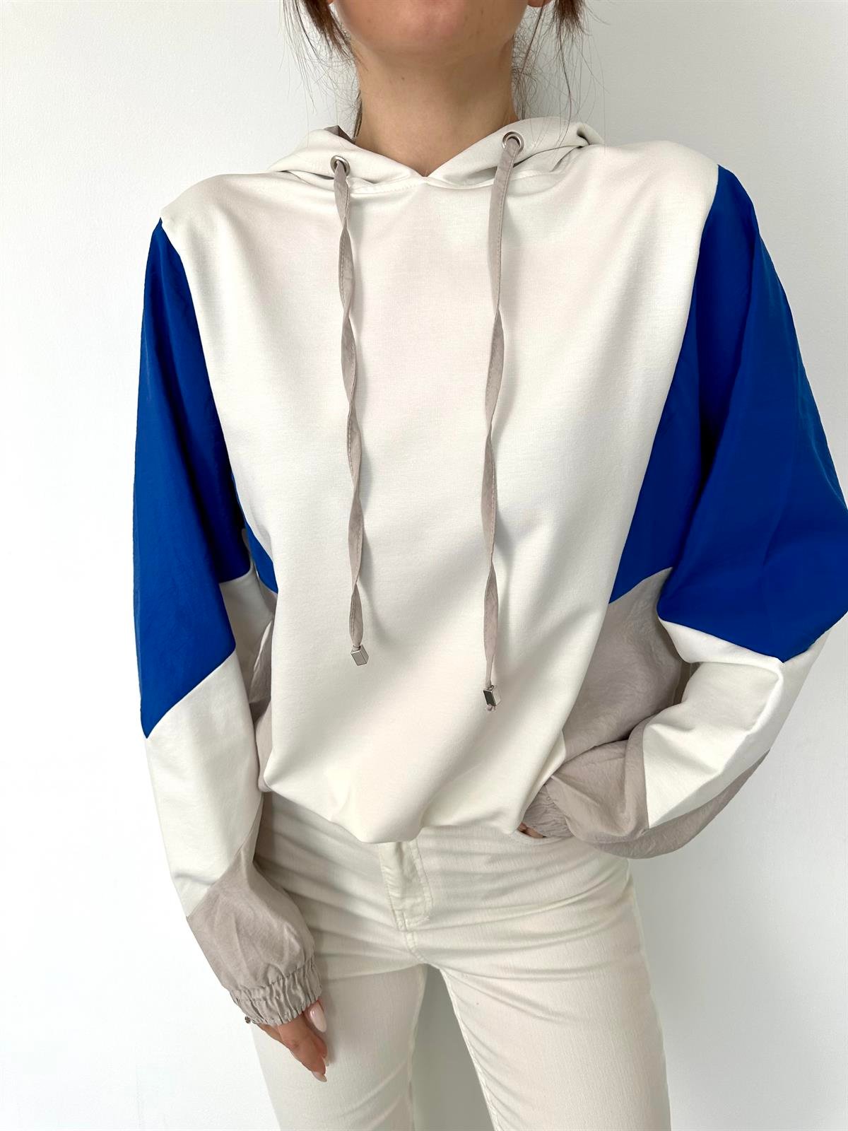 Beyaz  Renk Detaylı Sweat