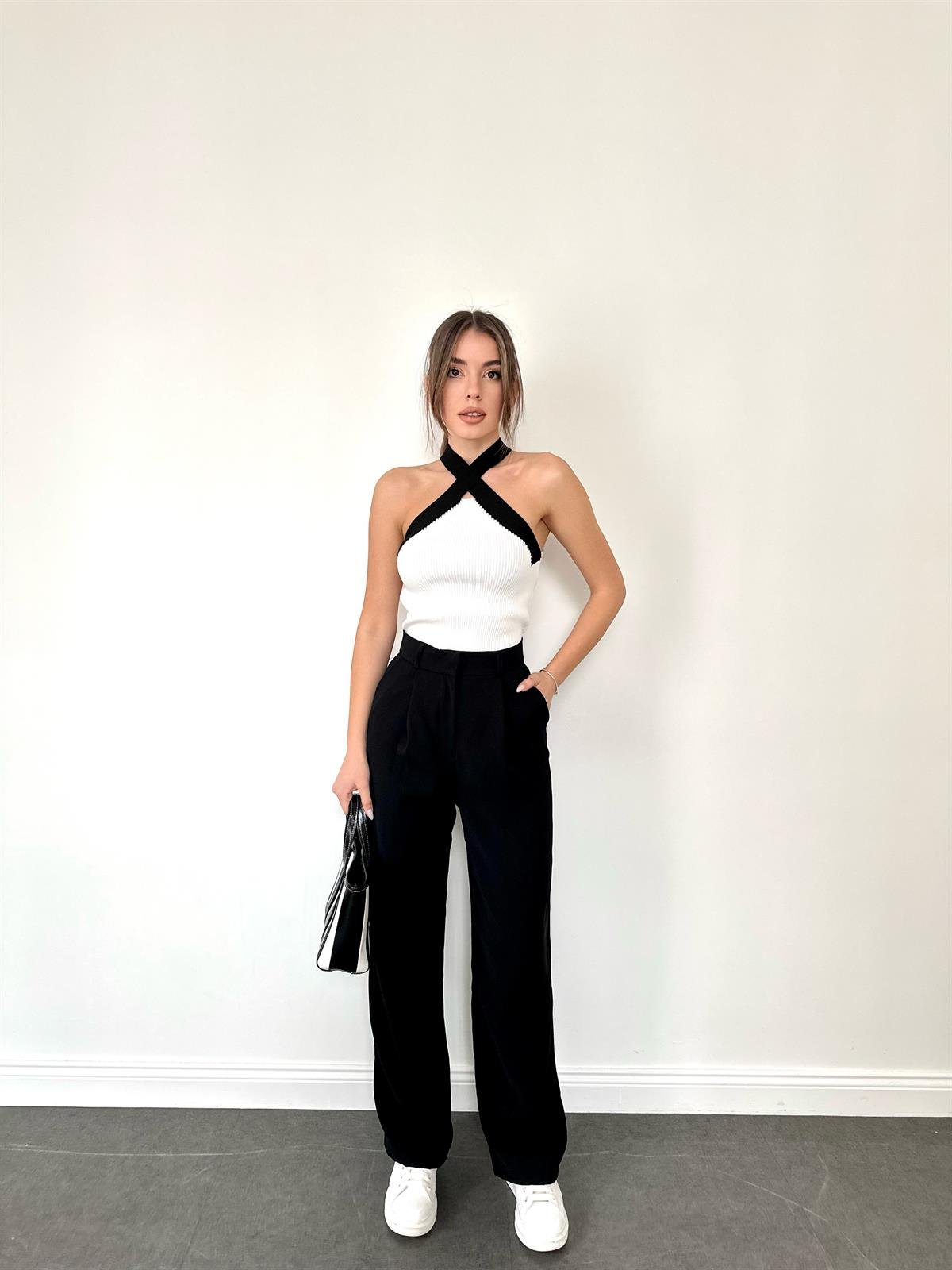 Beyaz  Renkli Çapraz Askılı Bluz