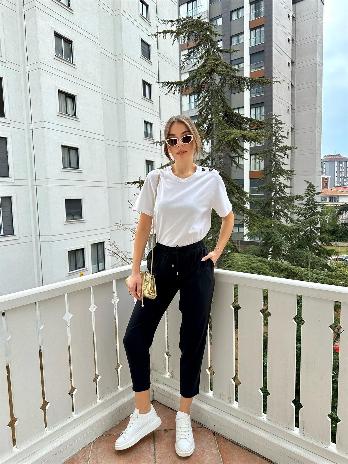 Beyaz  Sol Omzu Düğme Detaylı Basic Tişört