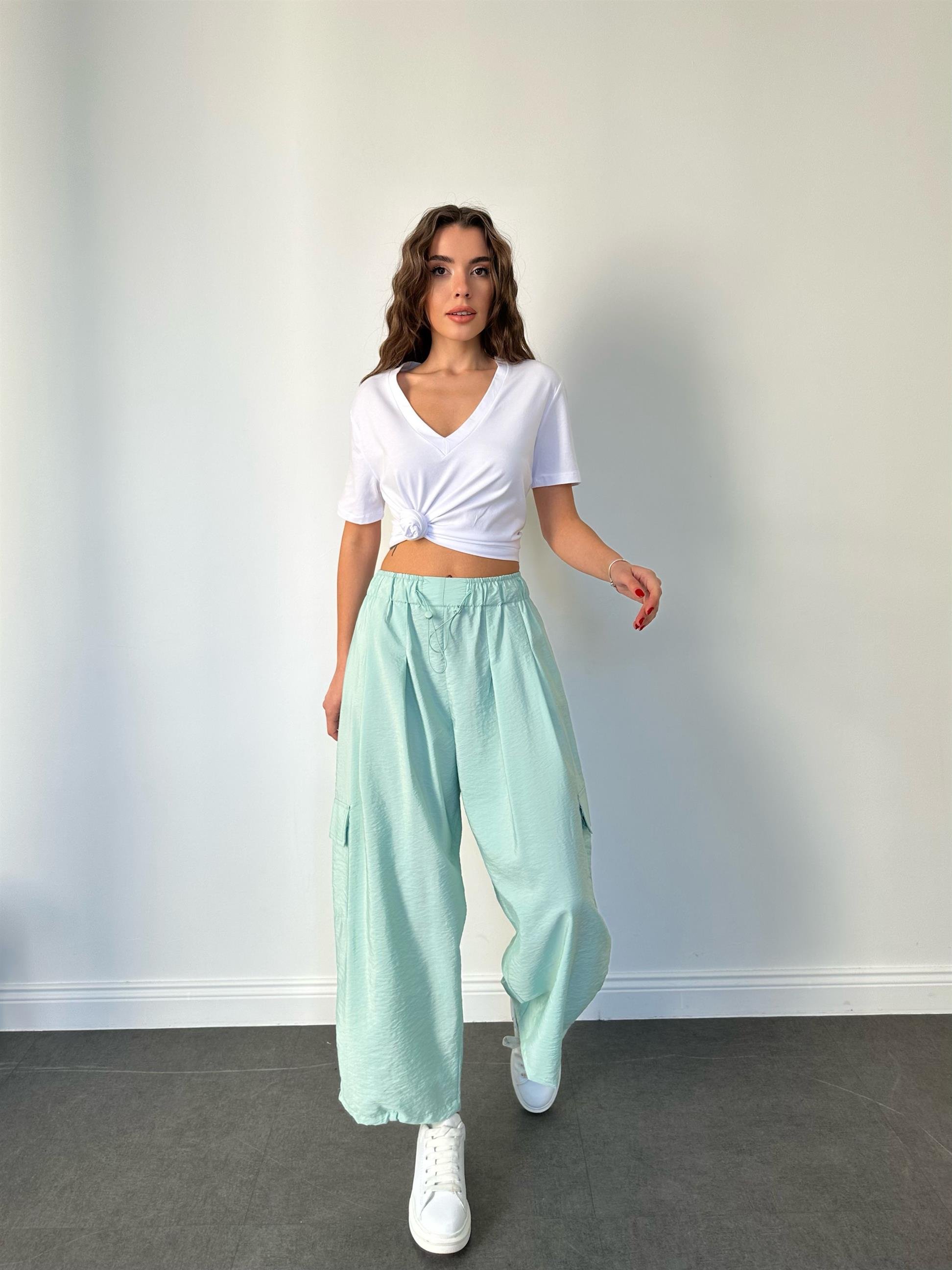 Beyaz V Yaka Basic Tişört