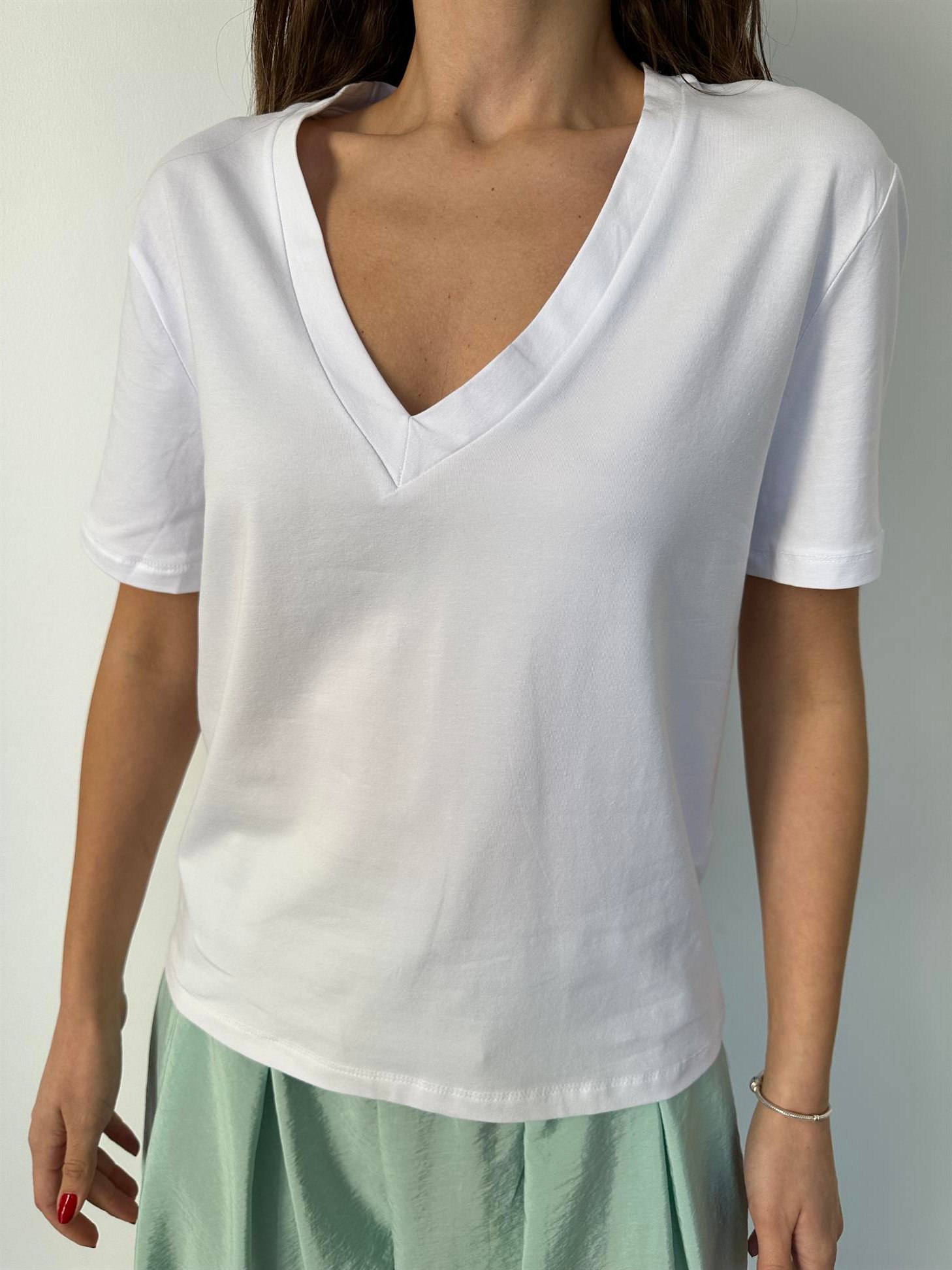 Beyaz V Yaka Basic Tişört