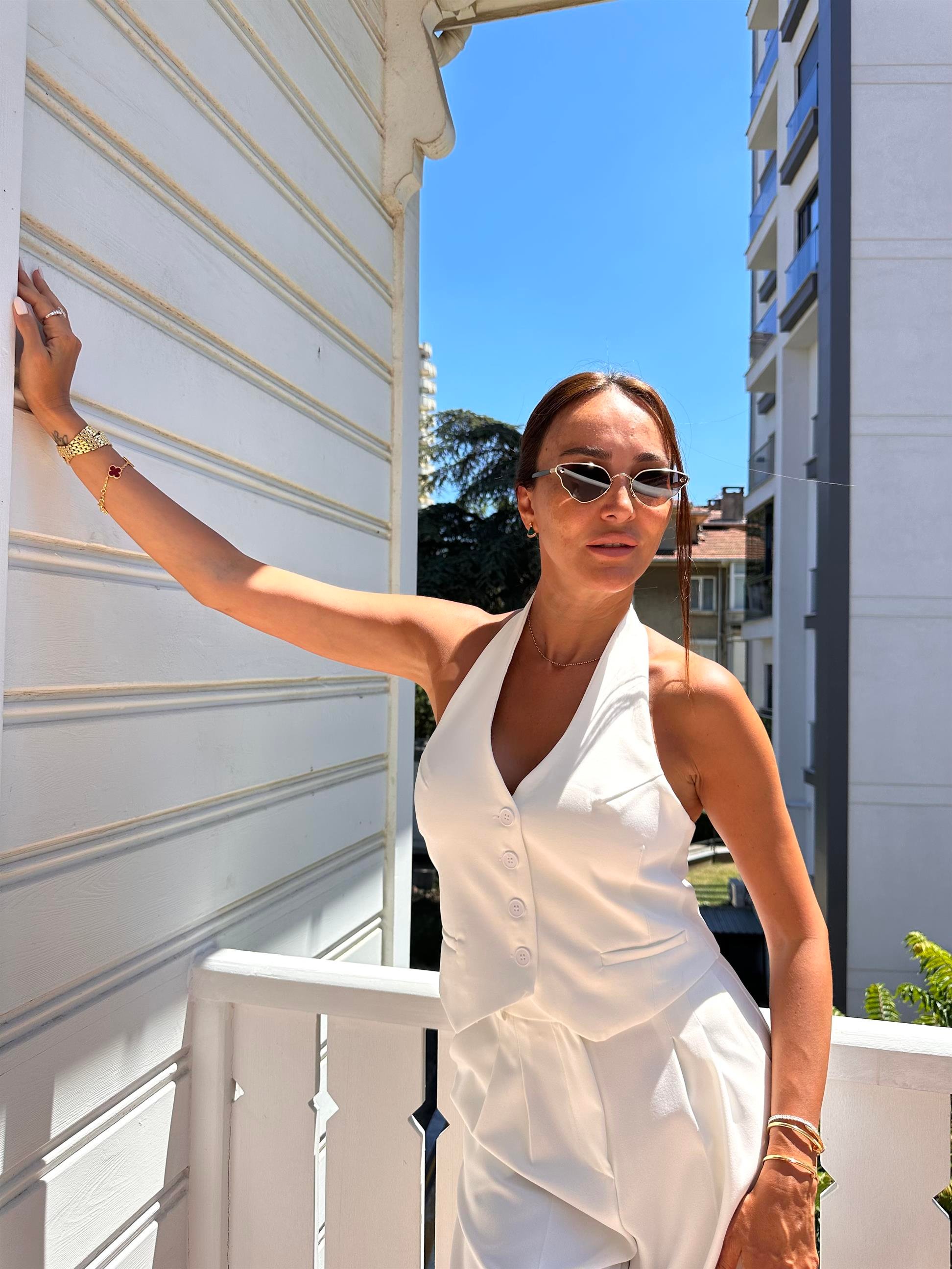 Beyaz  V Yaka Boyundan Bağlamalı Yelek