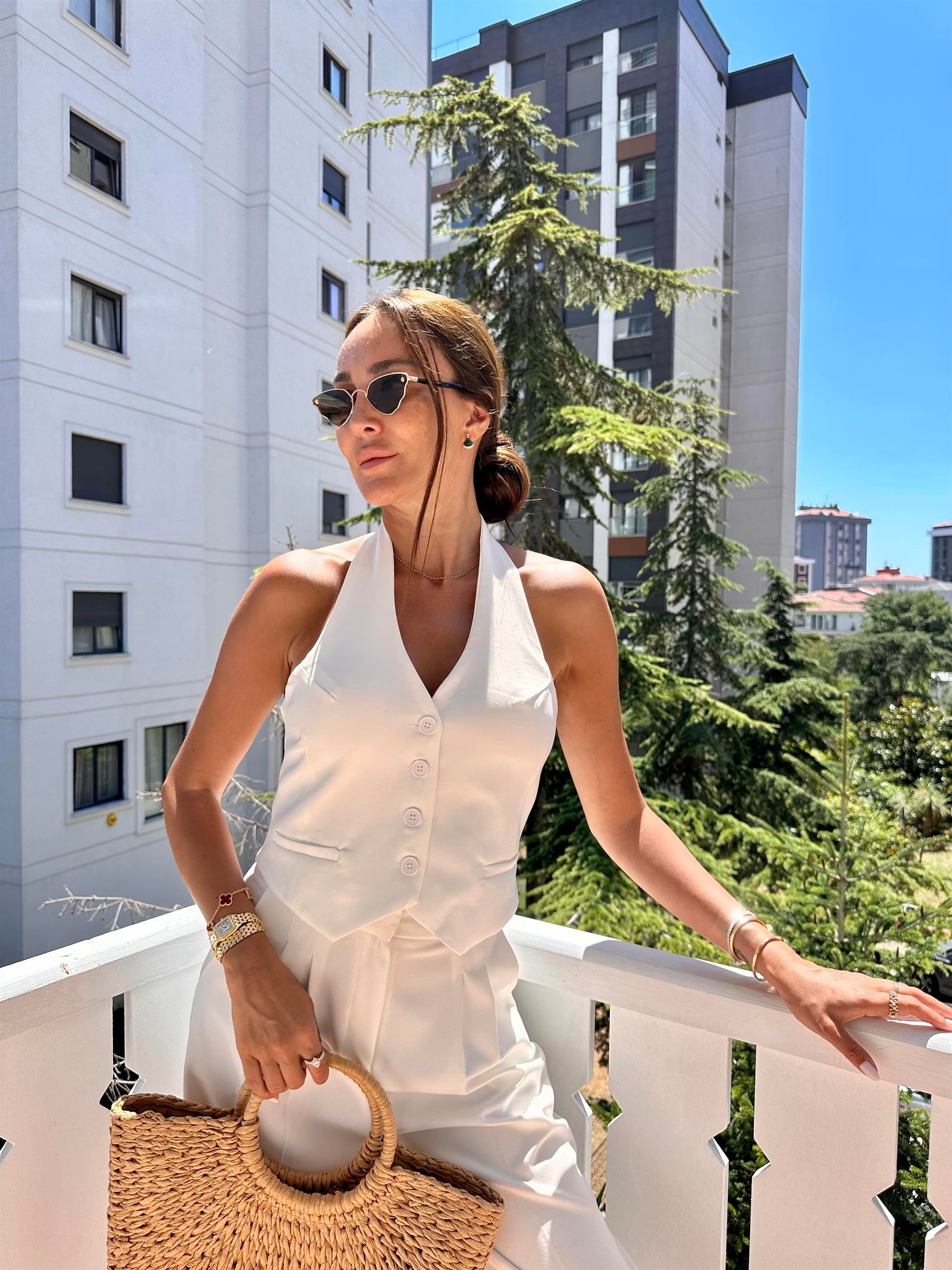 Beyaz  V Yaka Boyundan Bağlamalı Yelek