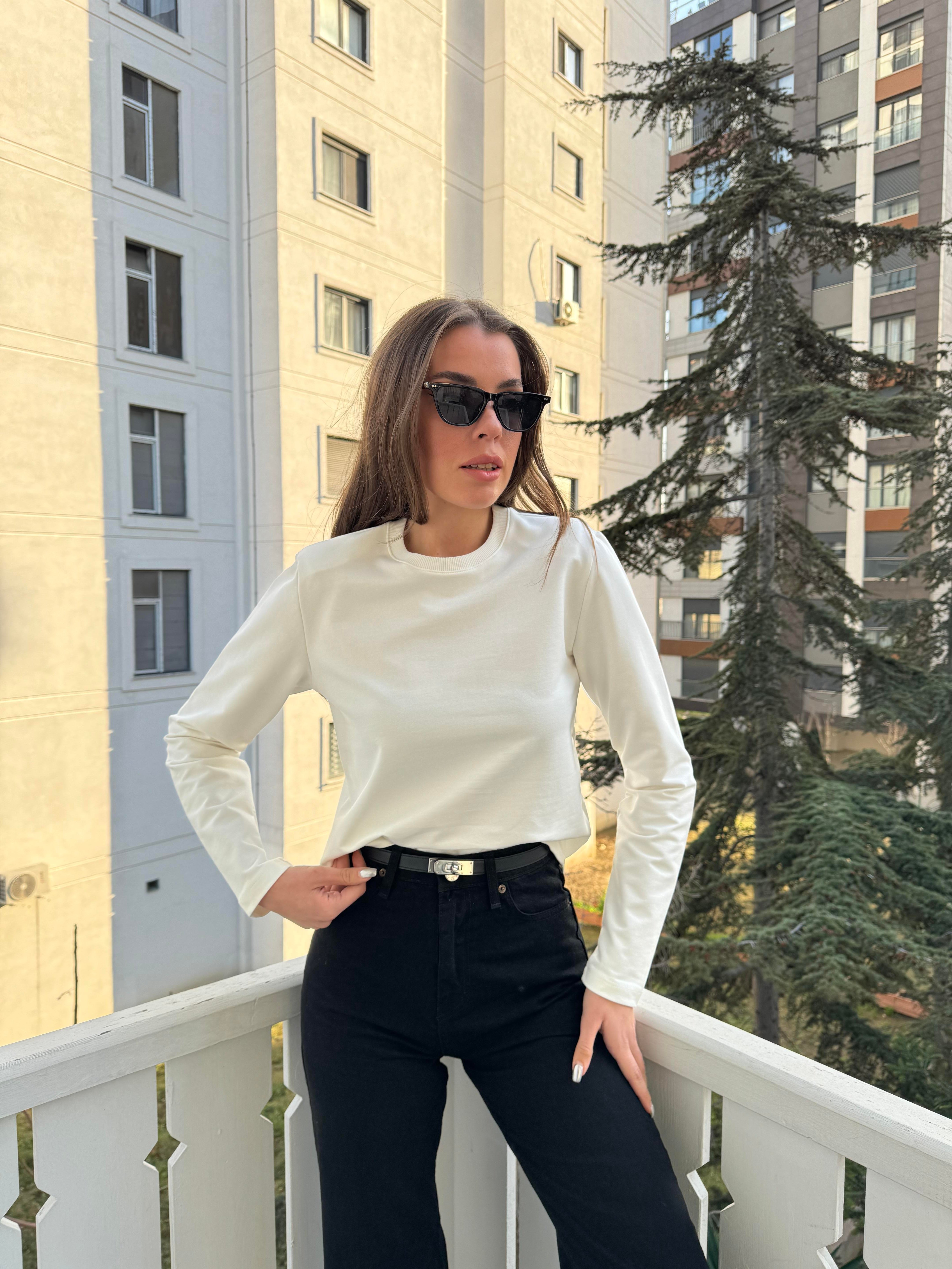 Beyaz Vatkalı Sweatshirt