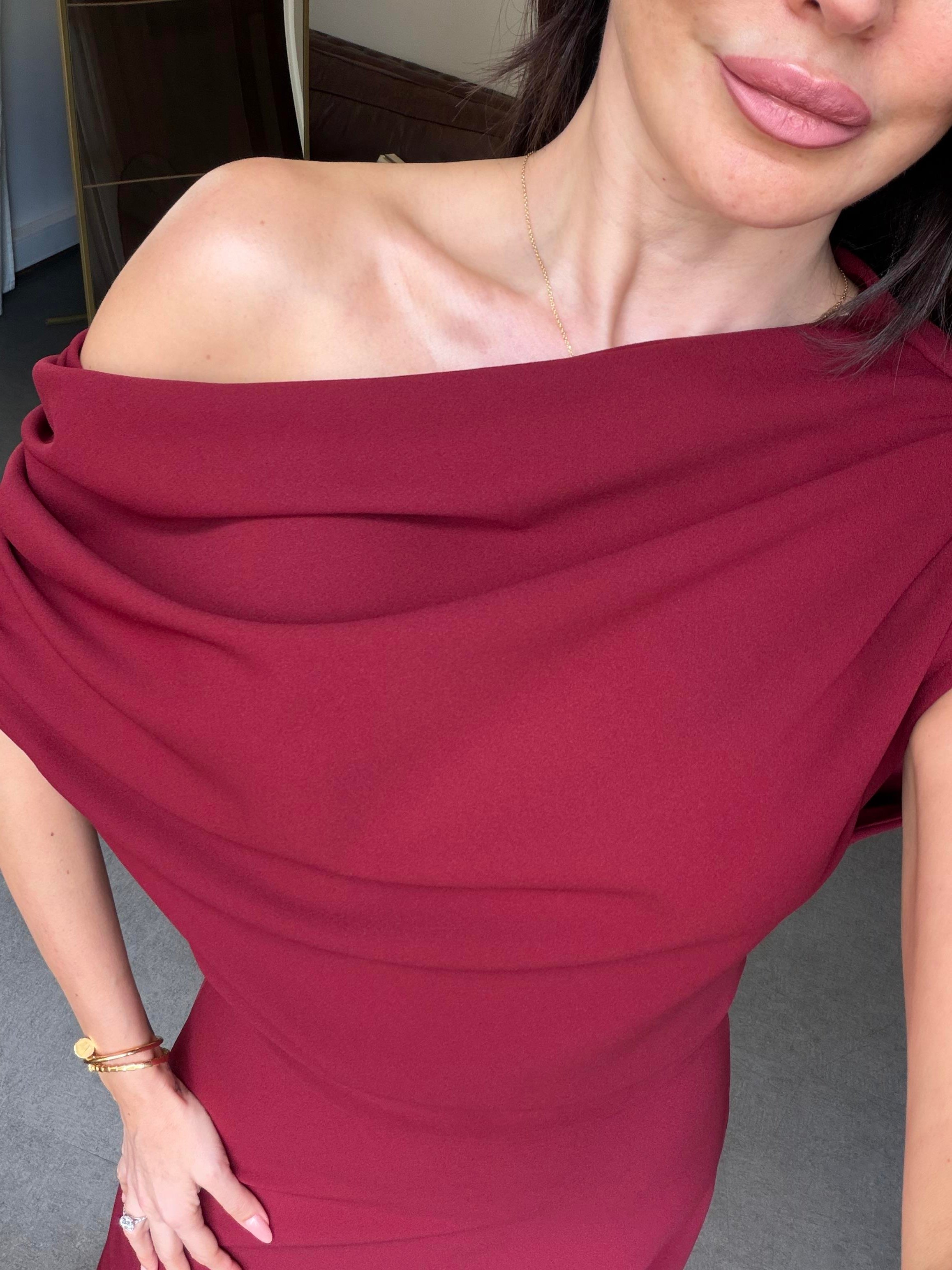 Bordo Omzu Dökümlü Elbise