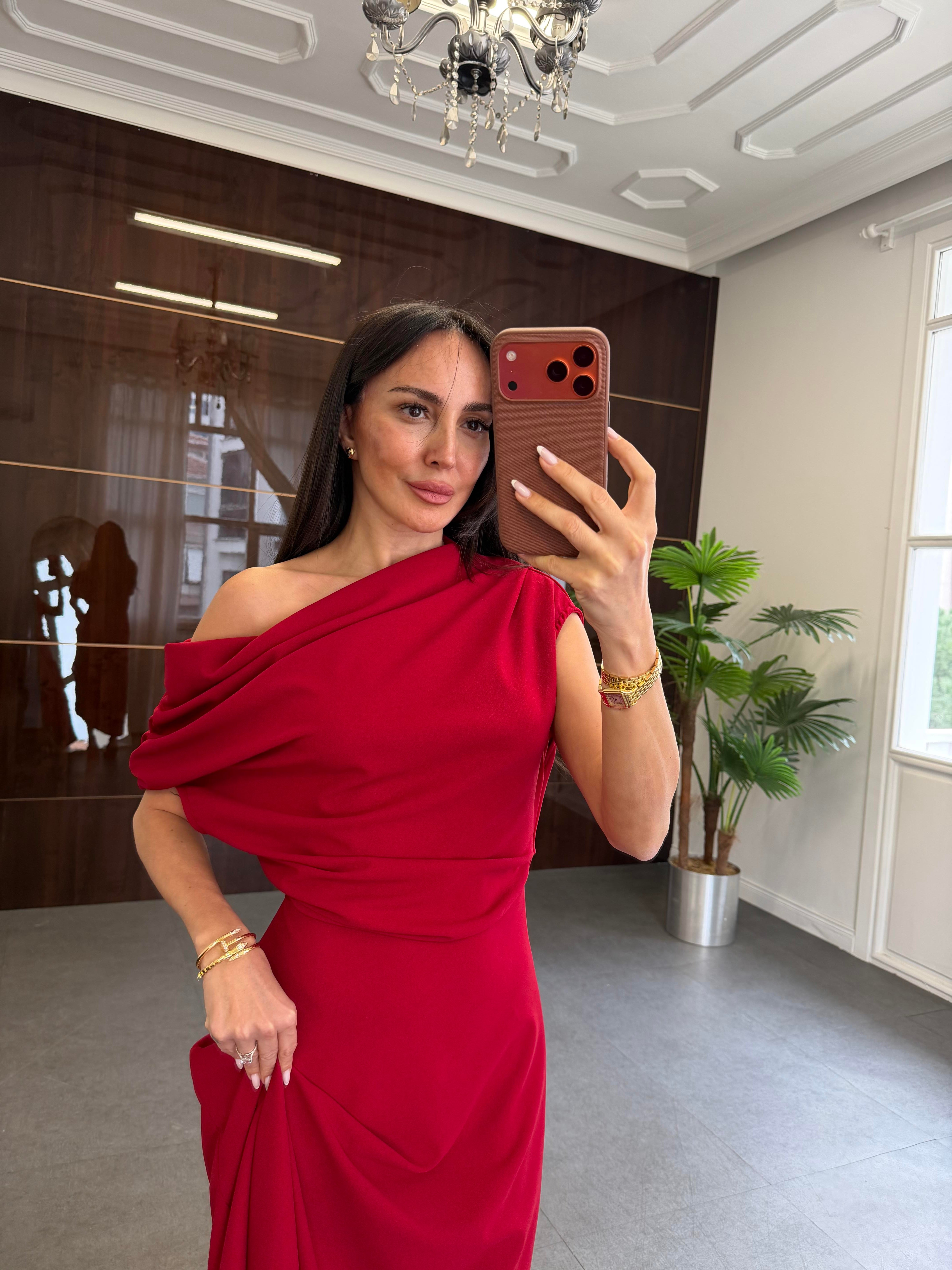 Bordo Omzu Dökümlü Elbise