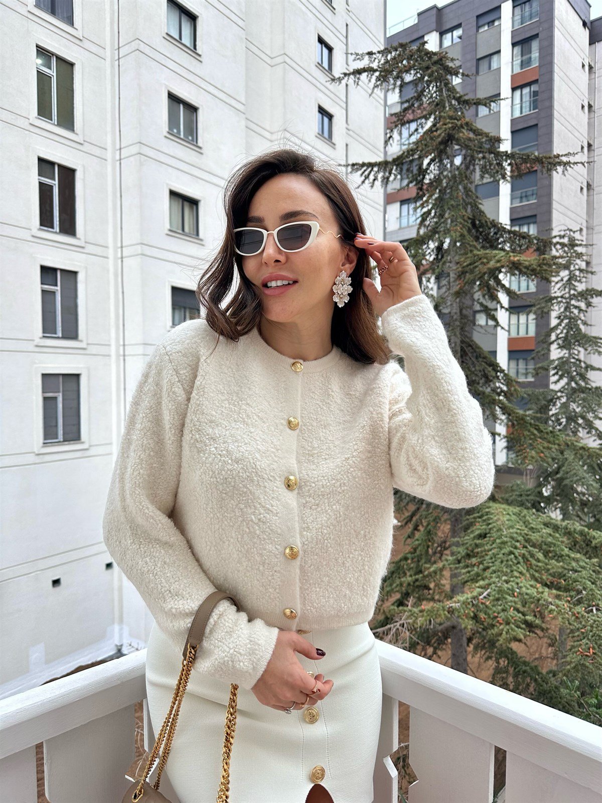 Ekru Altın Renk Düğmeli Hırka