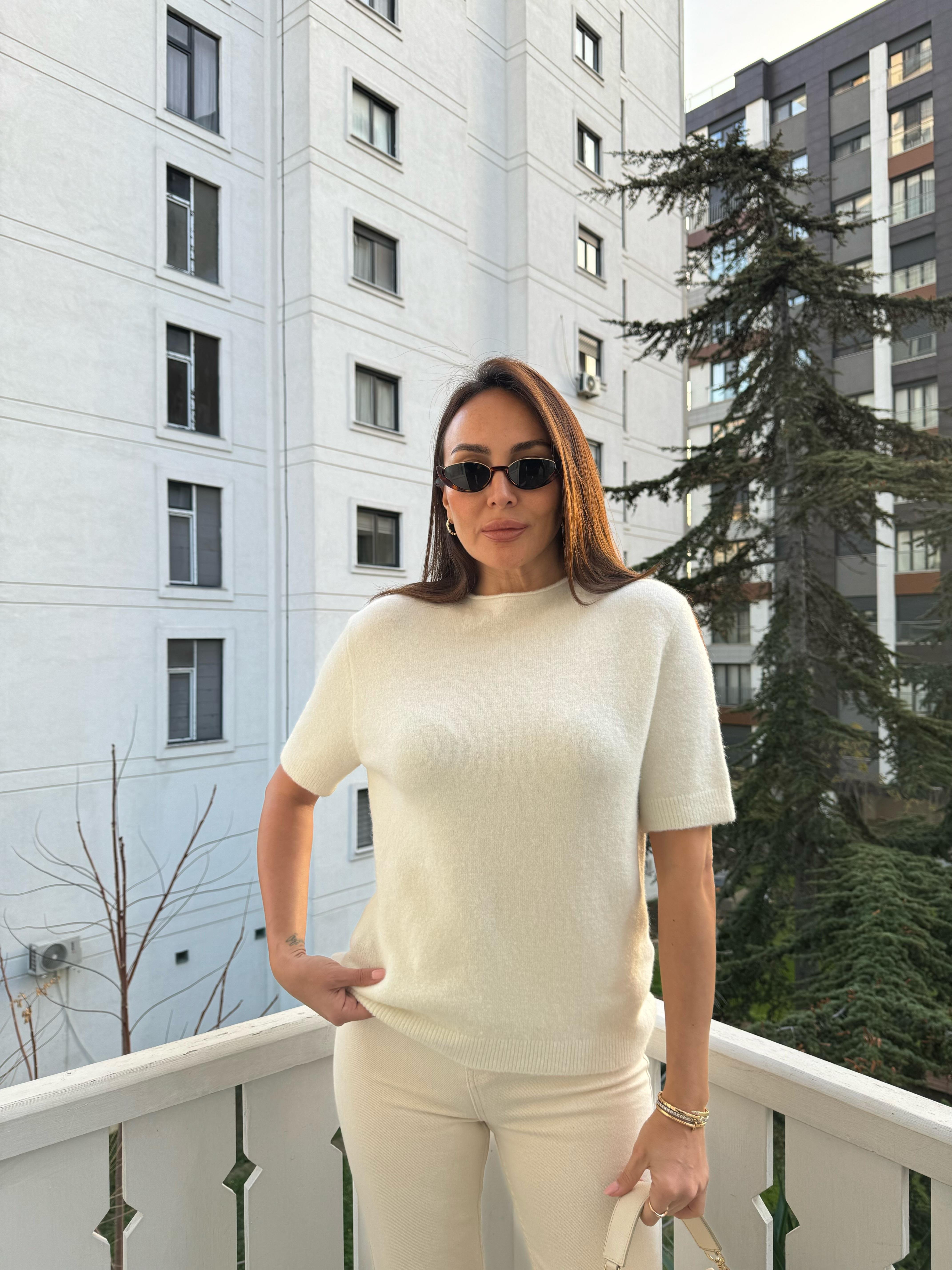 Ekru Dik Yaka Triko Kazak