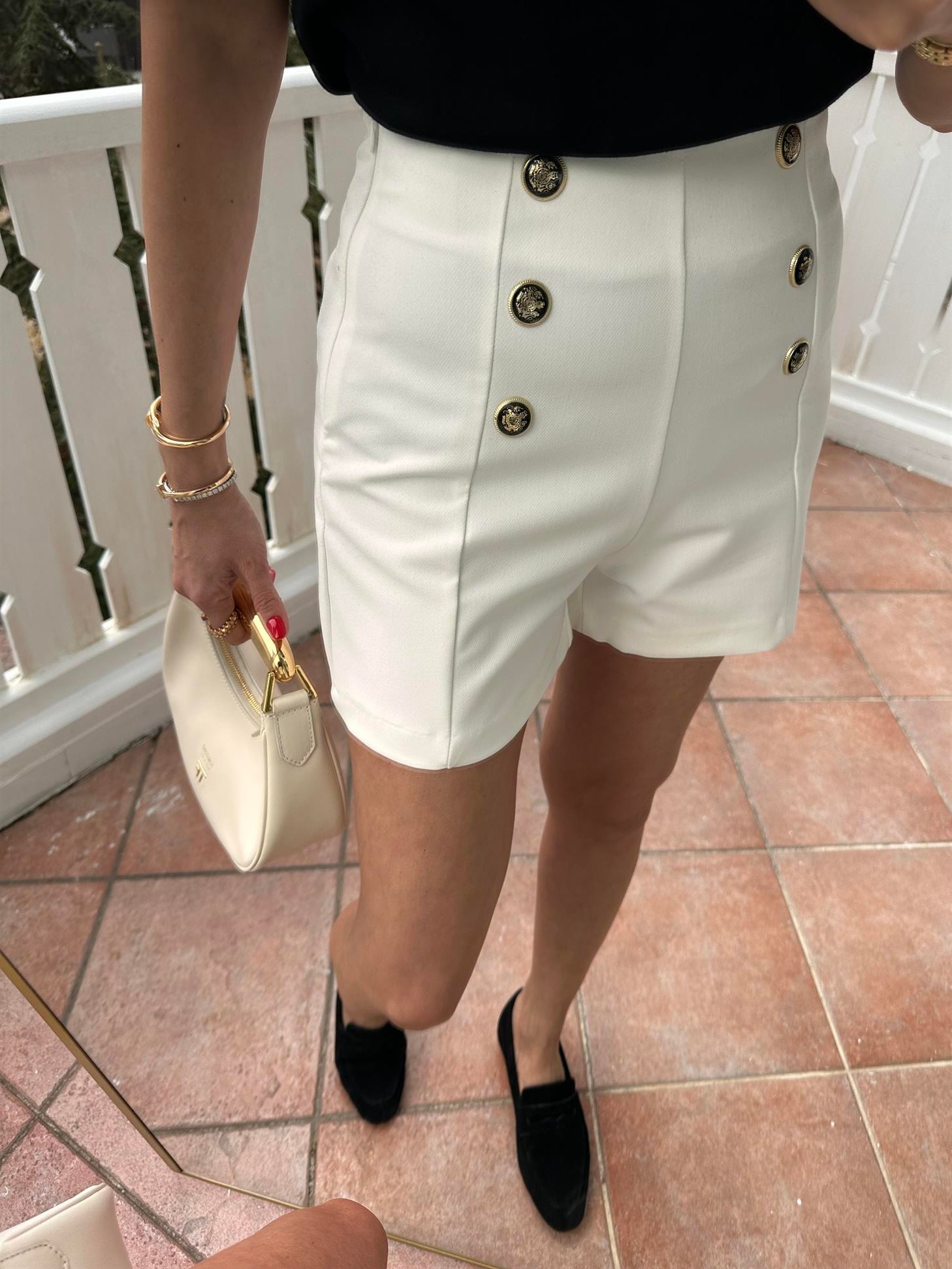 Ekru  Gold Düğmeli Şort