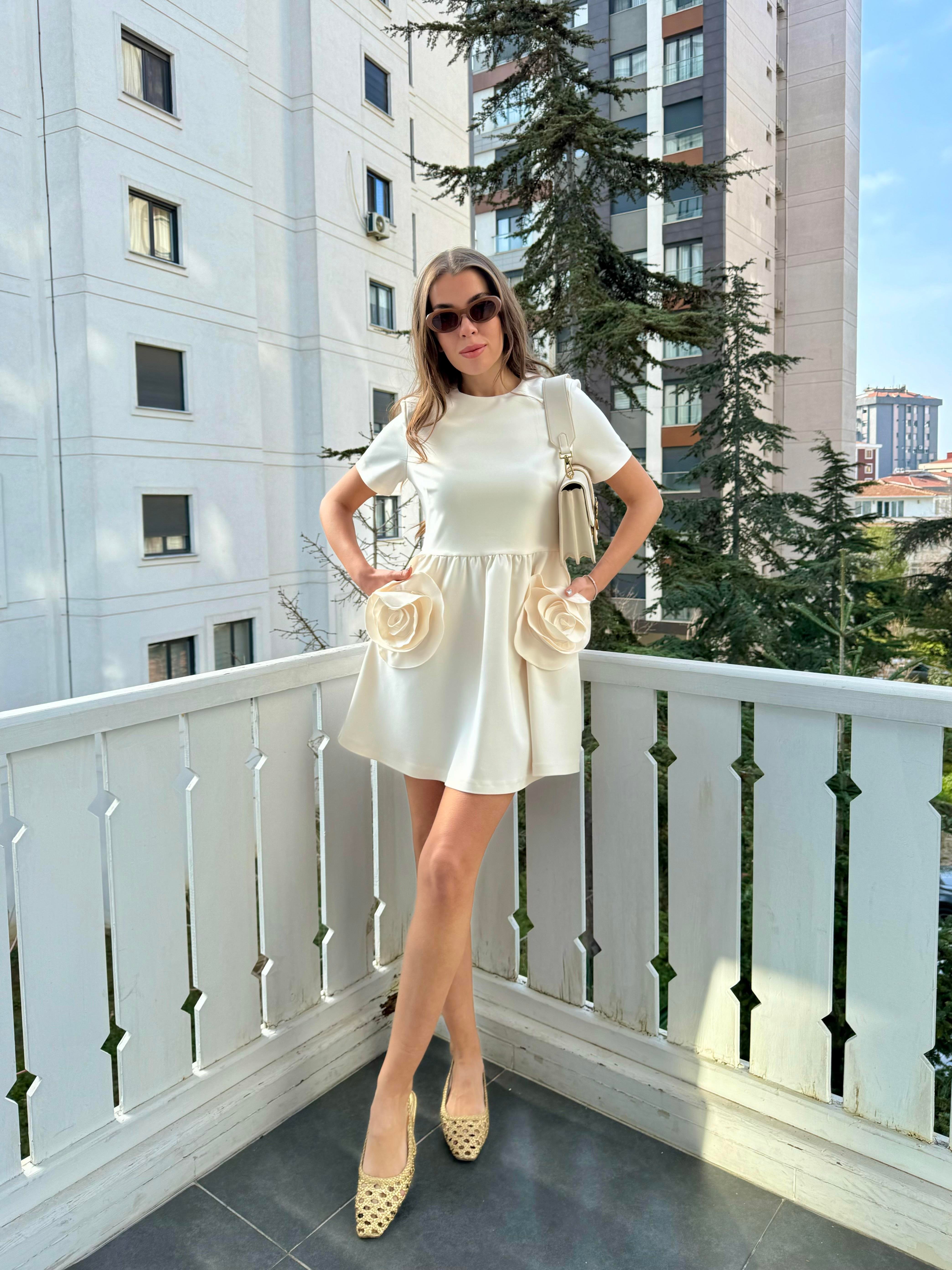 Ekru Gül Detay Elbise