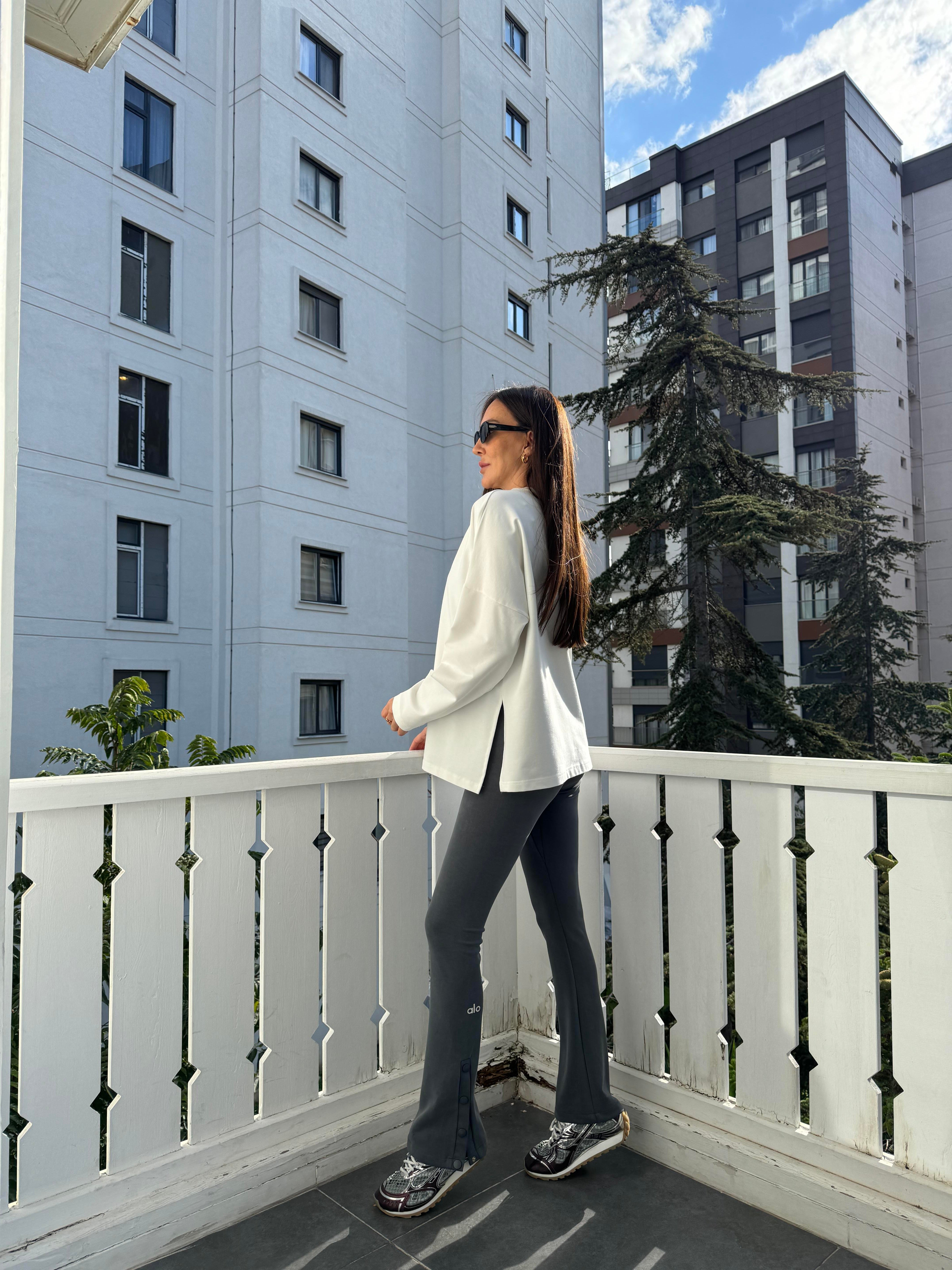 Ekru Oversize Yırtmaçlı Sweatshirt