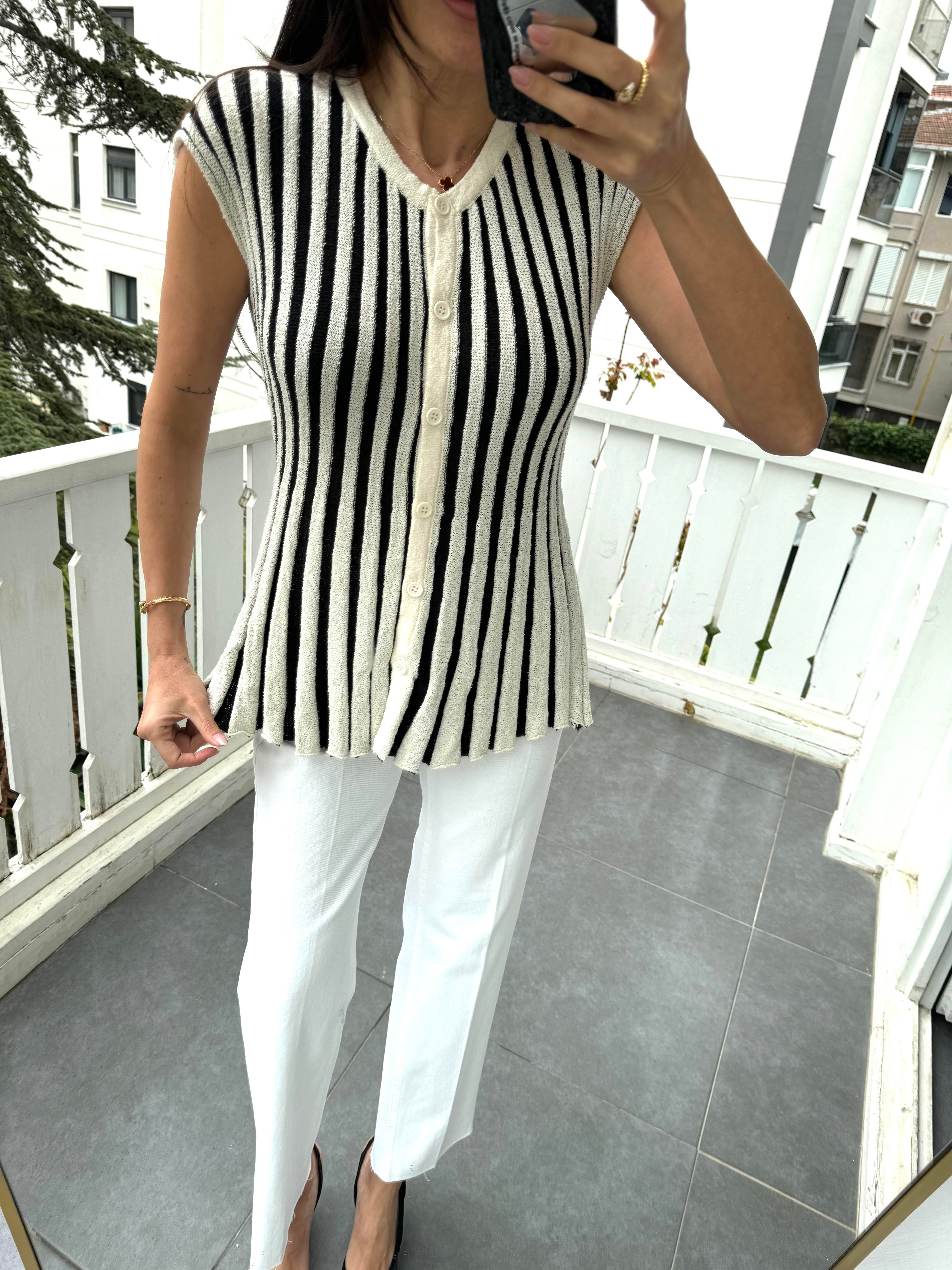 Ekru-Siyah Volanlı Çizgili Yelek