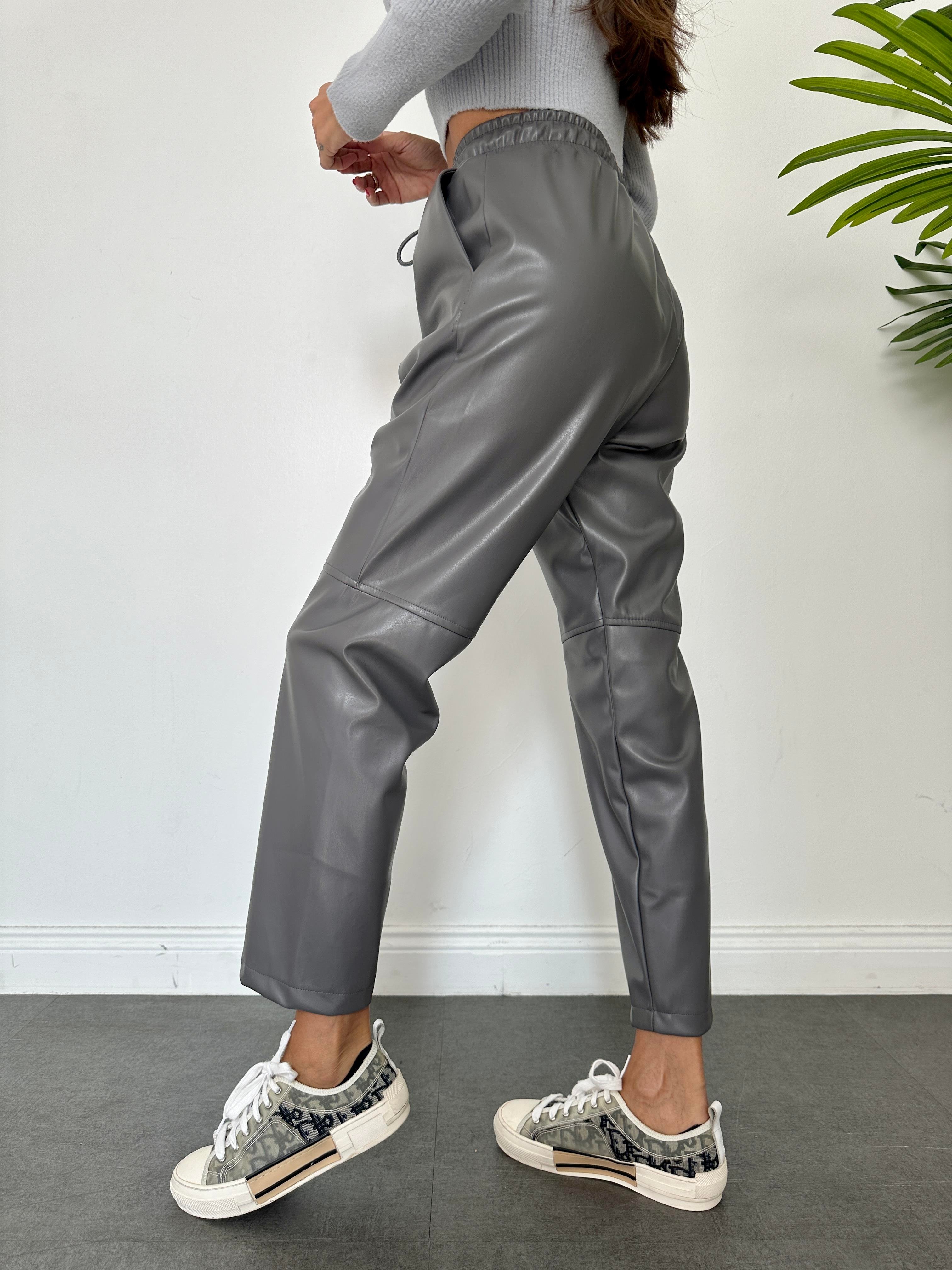 Gri Dizi Dikişli Bağcıklı ve Beli Lastikli Deri Pantolon