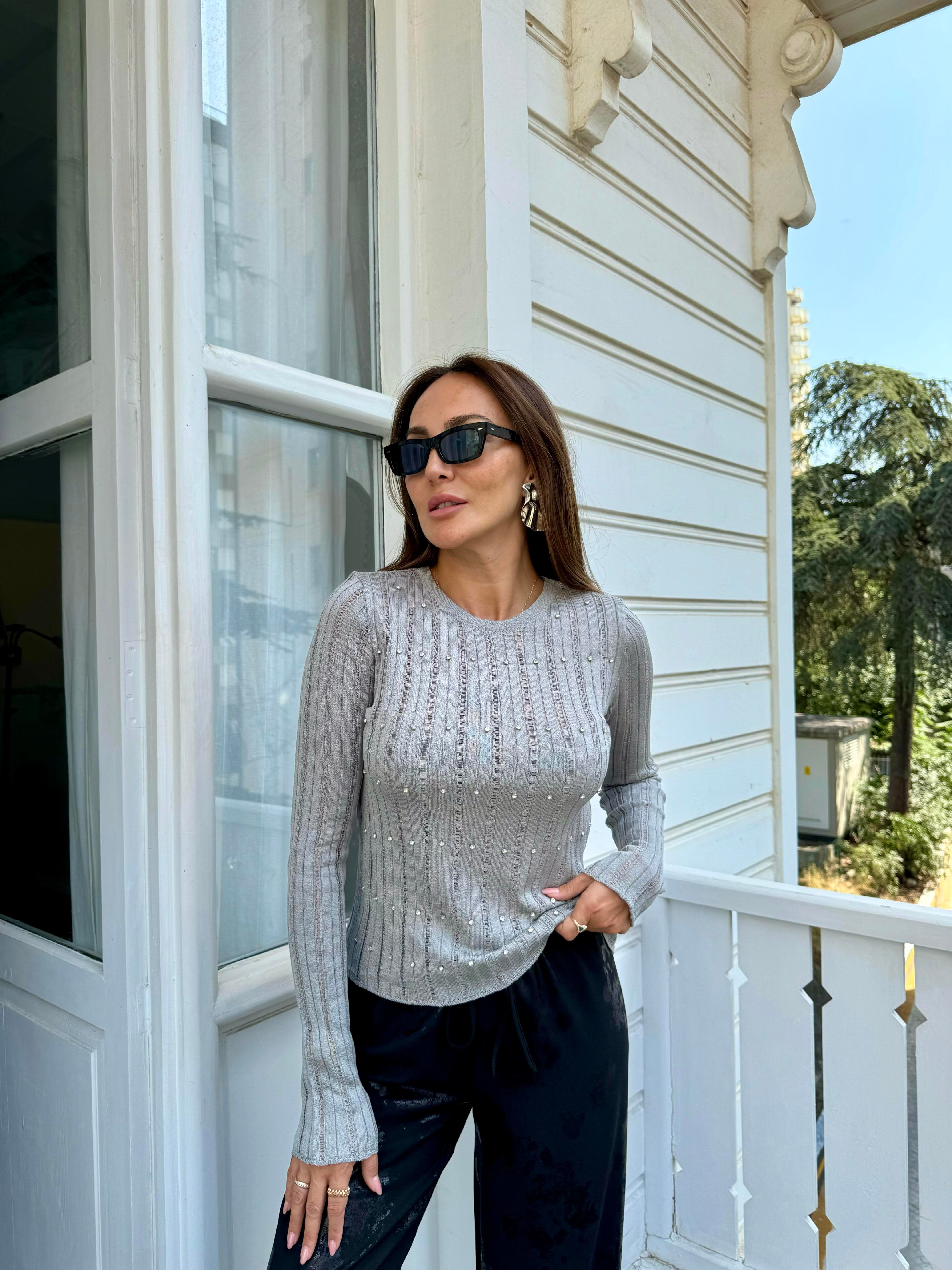 Gri Fitilli Taşlı Kazak