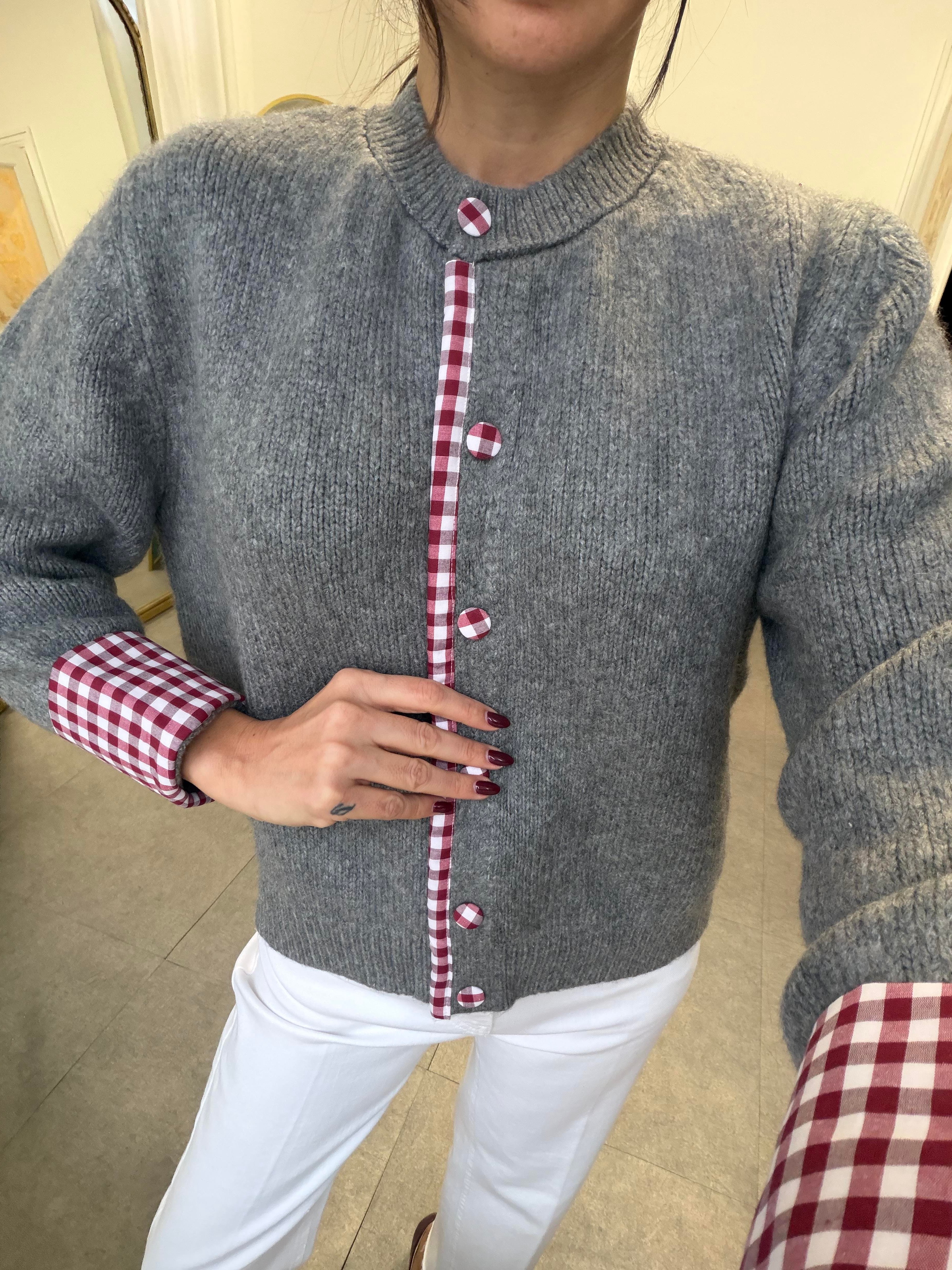 Gri Kol ve Düğme Detay Hırka