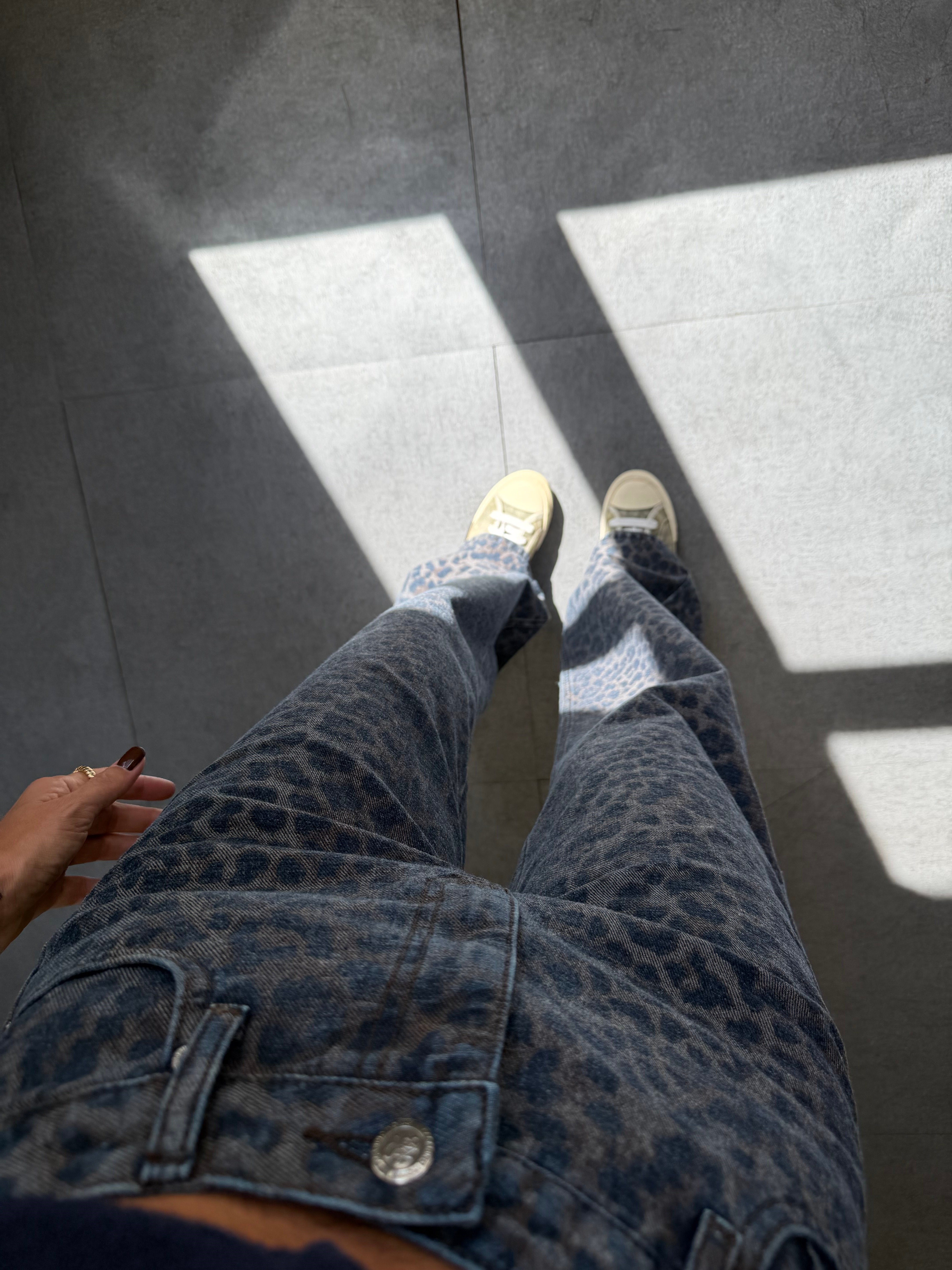 Gri Leopar Desenli Bol Kesim Jean Pantolon