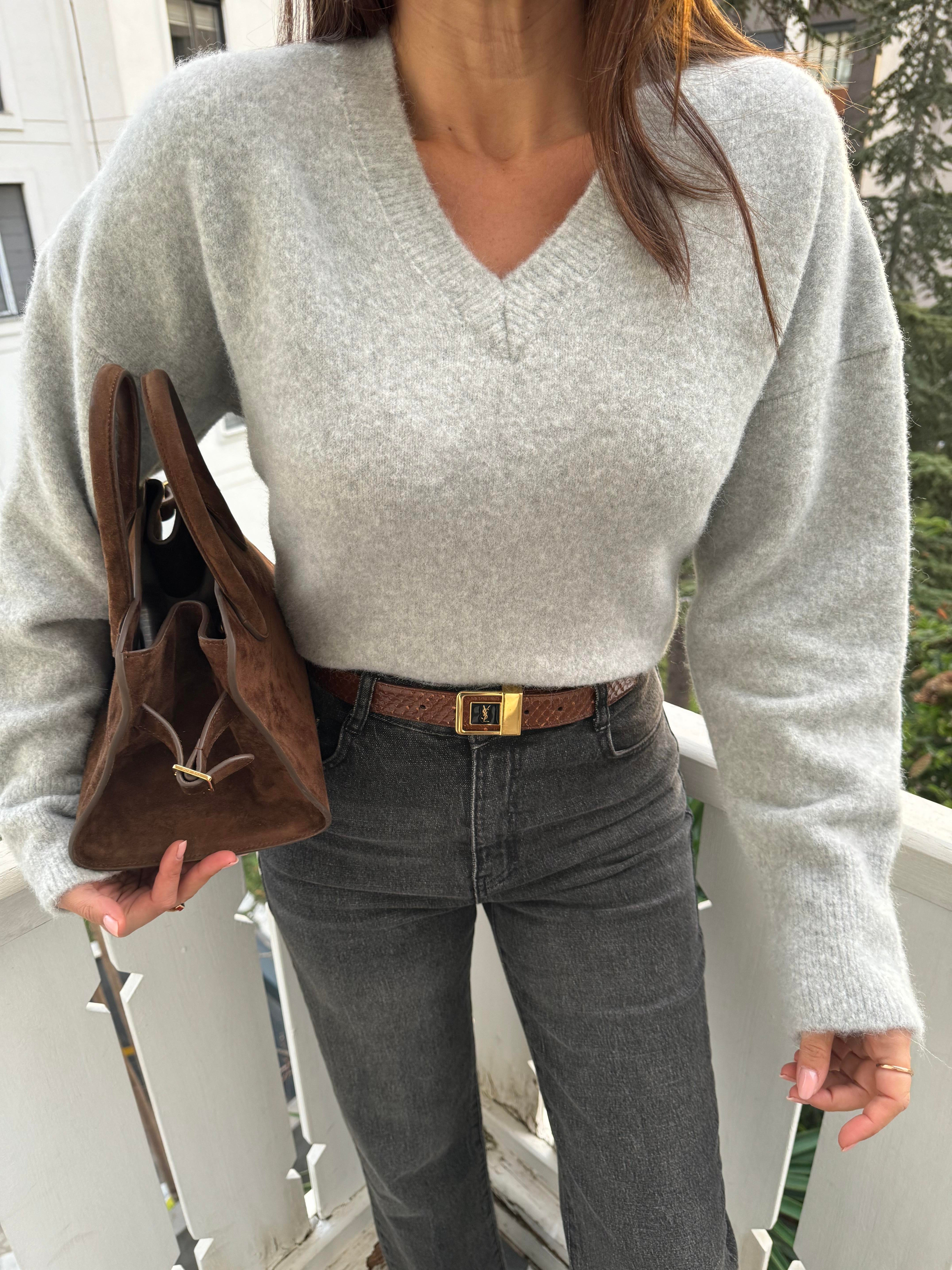 Gri V Yaka Yumuşak Dokulu Triko Kazak