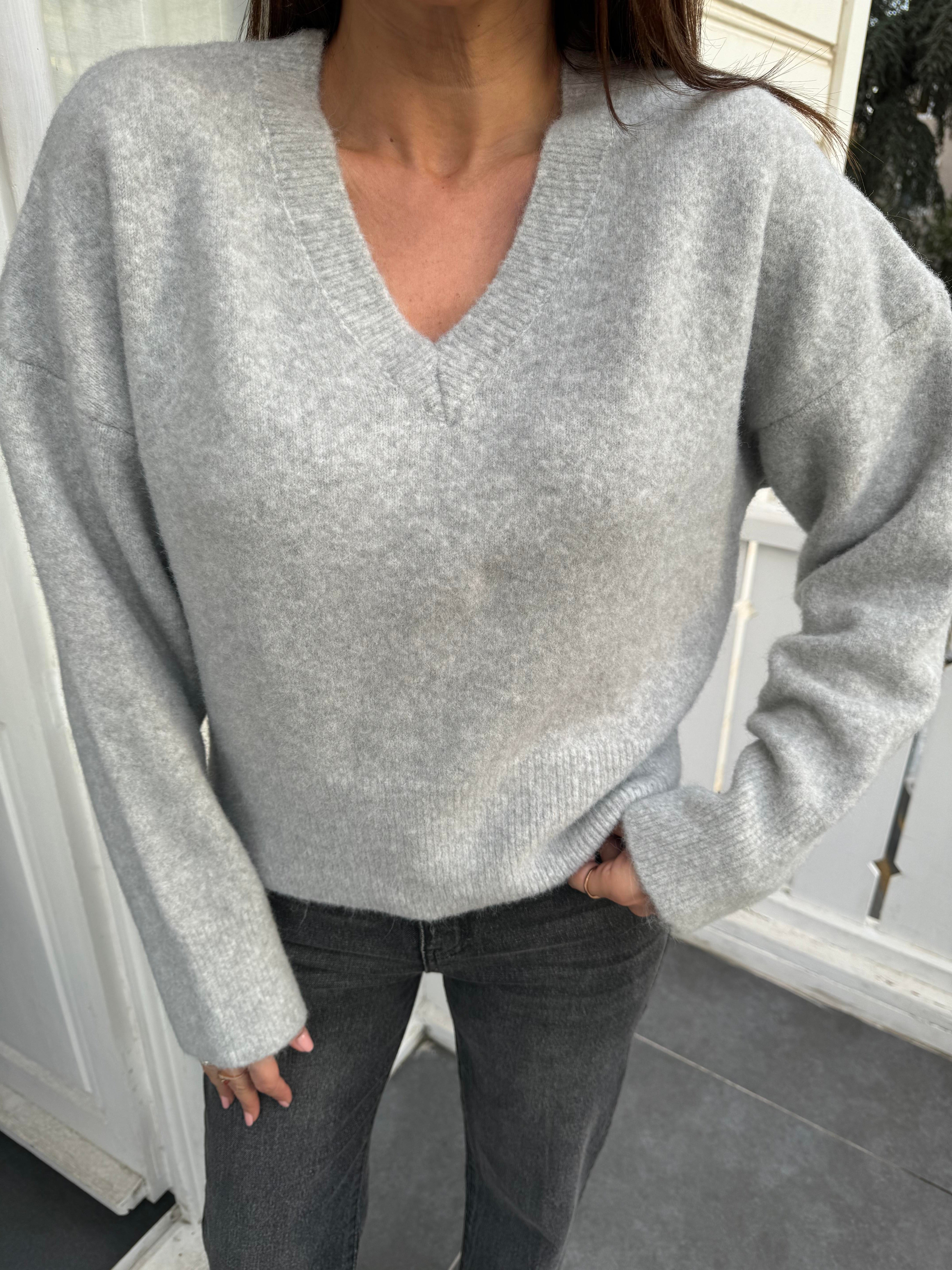 Gri V Yaka Yumuşak Dokulu Triko Kazak