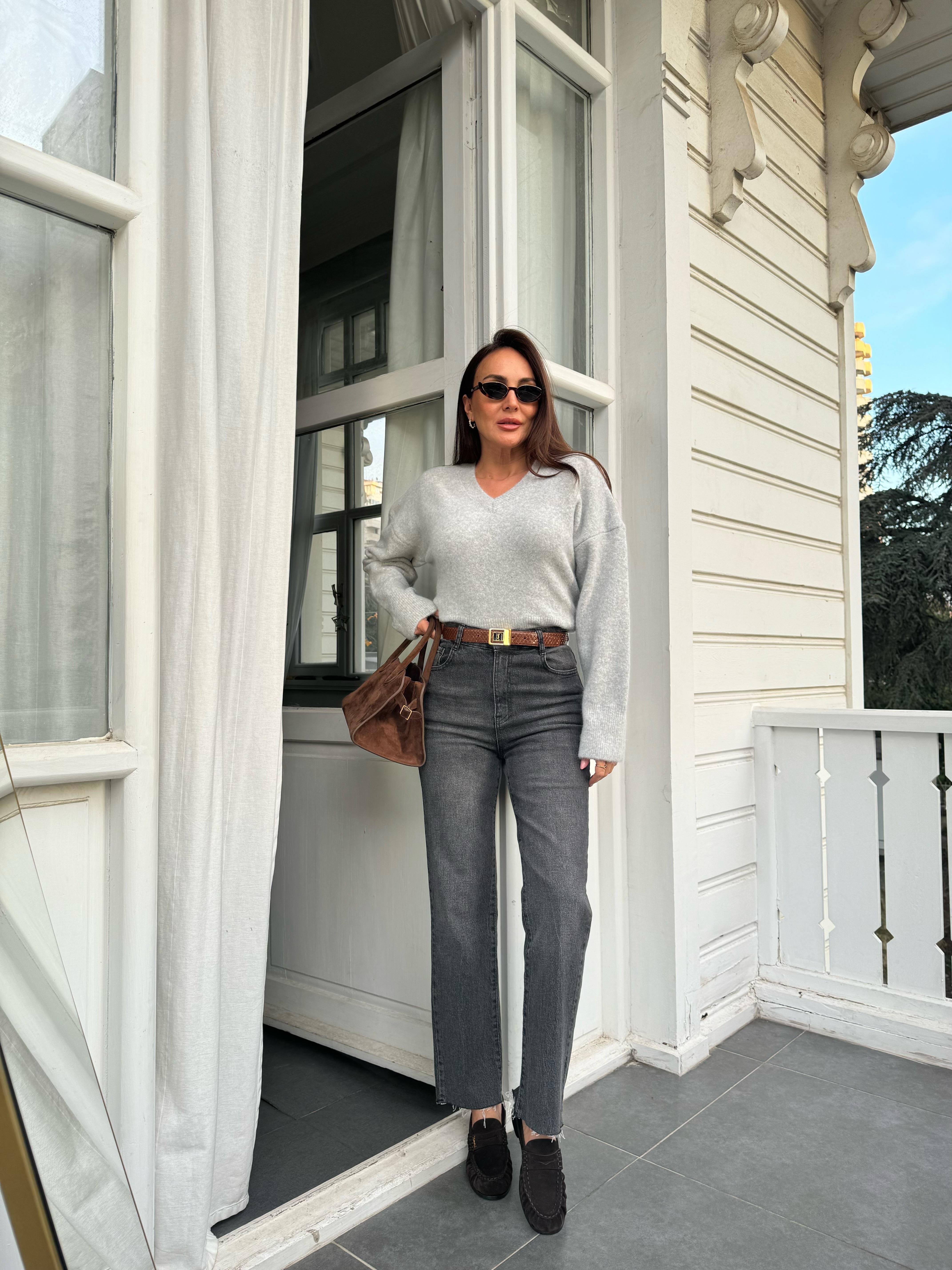 Gri V Yaka Yumuşak Dokulu Triko Kazak